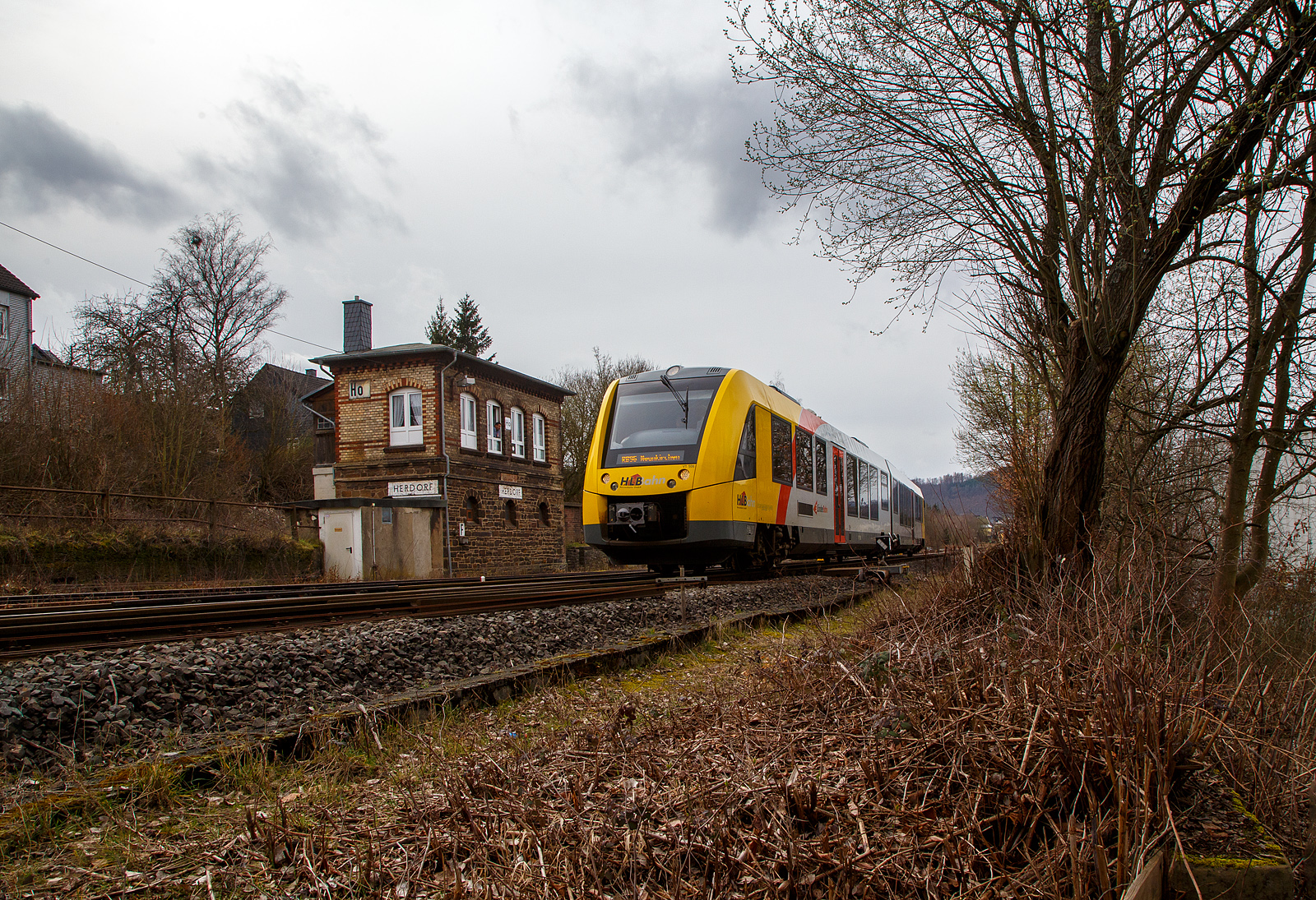 Nun fahren die Triebwagen der HLB RB 96 „Hellertalbahn“ auch endlich wieder den Bahnhof Herdorf an. Leider ist aber dann in Herdorf am Hp Königstollen Schluss, ab dort gibt es dann von und nach Betzdorf (Sieg) SEV. Nach dem Hangrutsch (Felssturz) am 23. Dezember 2022 in Herdorf kurz hinter dem Hp  Königsstollen (bei km 88,4), ist der Abschnitt nach Betzdorf weiterhin bis mindestens bis zum kleinen Fahrplanwechsel am 11. Juni 2023, gesperrt. Aber diese ungewöhnliche Führung bis zum Hp  Königsstollen, über den Bahnhof Herdorf hinaus ist nötig, denn in den nächsten Tagen sollen die der Abriss und der Neubau der „Hellerbrücke“ der Hellerstraße (bei „Steinaus Eck“) beginnen und der SEV wäre so nur noch über Daaden oder Kirchen möglich.

Der VT 506 (95 80 1648 106-0 D-HEB / 95 80 1648 606-9 D-HEB), ein Alstom Coradia LINT 41 der neuen Generation / neue Kopfform, der HLB (Hessische Landesbahn GmbH) verlässt am 20.03.2023, als RB 96 „Hellertalbahn“ nach Neunkirchen (Kr. Siegen), den Bahnhof Herdorf.

Links das 1901 gebaute mechanische Weichenwärter Stellwerk Herdorf ost (Ho). Die beiden Stellwerke in Herdorf (Hf und Ho) sind in der Bauform Jüdel. Die Stellwerke der Bauform Jüdel (Max Jüdel & Co, Braunschweig) sind neben der Einheitsbauform am häufigsten in Deutschland anzutreffen. Viele andere Stellwerkshersteller haben Jüdel-Stellwerke in Lizenz gefertigt und dabei mehr oder weniger starke Änderungen vorgenommen.