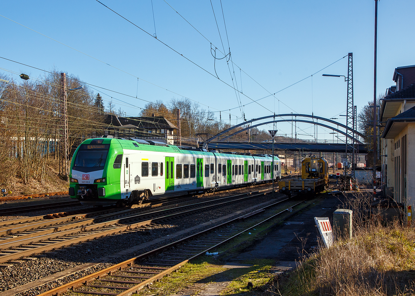 Nun in Gegenrichtung....
Der für die DB Regio AG – NRW fahrende dreiteilige Stadler FLIRT 3 XL 3427 015 (94 80 3427 015-7 D-STAP /  94 80 3827 015-3 D-STAP / 94 80 3427 515-6 D-STAP) der ZV VRR Eigenbetrieb Fahrzeuge und Infrastruktur, als RE 34 „Dortmund-Siegerland-Express“ (Siegen - Letmathe - Dortmund), erreicht am 13.02.2023 bald den Bahnhof Kreuztal.
