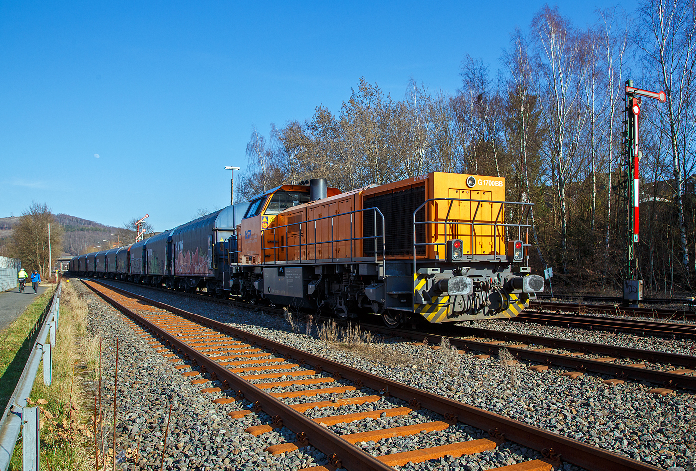 Nun hat der lange Übergabezug der KSW am 03.03.2023 im Bahnhof Herdorf Signal Hp 2 (Langsamfahrt) und die Fahrt nach Dillenburg kann beginnen. Es wird im Sandwich gefahren, vorne zieht die KSW 42 (92 80 1277 902-3 D-KSW), eine Vossloh MaK G 1700 BB und von hinten (hier im Bild) drückt die KSW 46 bzw. 277 807-4 (92 80 1277 807-4 D-KSW), eine Vossloh G 1700-2 BB. Übrigens ist Vollmond, den man hier auch gut sehen kann.

Da dieser Zug eine beachtliche Länge hat, und die Gleislänge im KSW Rbf nicht ausreicht, muss im Bahnhof Herdorf gekuppelt werden. Eigentlich würde sie einfach via Betzdorf nach Kreuztal fahren, aber der Abschnitt Herdorf – Betzdorf bleibt, nach dem Felssturz am 23.12.2022 in Herdorf, bis voraussichtlich zum kleinen Fahrplanwechsel am 09. Juni 2023 gesperrt.