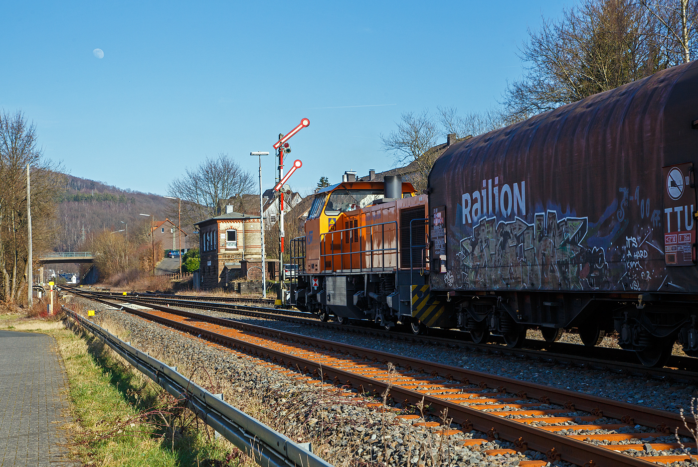 Nun hat der lange Übergabezug der KSW am 03.03.2023 im Bahnhof Herdorf Signal Hp 2 (Langsamfahrt) und die Fahrt nach Dillenburg kann beginnen. Es wird im Sandwich gefahren, vorne zieht die KSW 42 (92 80 1277 902-3 D-KSW), eine Vossloh MaK G 1700 BB und.....