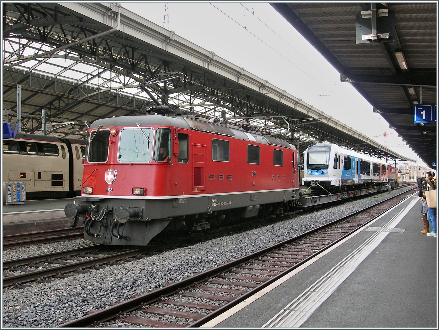Nun hat sich die am Anfang dieser Bilderserie erw�hnte SBB Re 4/4 II 11193 wieder an die Spitze des Zuges gesetzt und wartet mit ihrem vier Uaikk Wagen und dem Beh 4/8 4 / SNCF Z894 auf die Weiterfahrt nach Martigny.

Erst beim Einstellen der Bilder fiel mir auf, dass durch den Richtungswechsel in Lausanne der Beh 4/8 4 / SNCF Z894  verkehrt rum  in Martigny ankommen wird.  

29. Okt. 2025