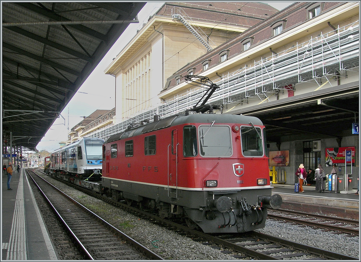 Nun hat sich die am Anfang dieser Bilderserie erw�hnte SBB Re 4/4 II 11193 wieder an die Spitze des Zuges gesetzt und wartet mit ihrem vier Uaikk Wagen und dem Beh 4/8 4 / SNCF Z894  auf die Weiterfahrt nach Martigny.

29. Okt. 2025 