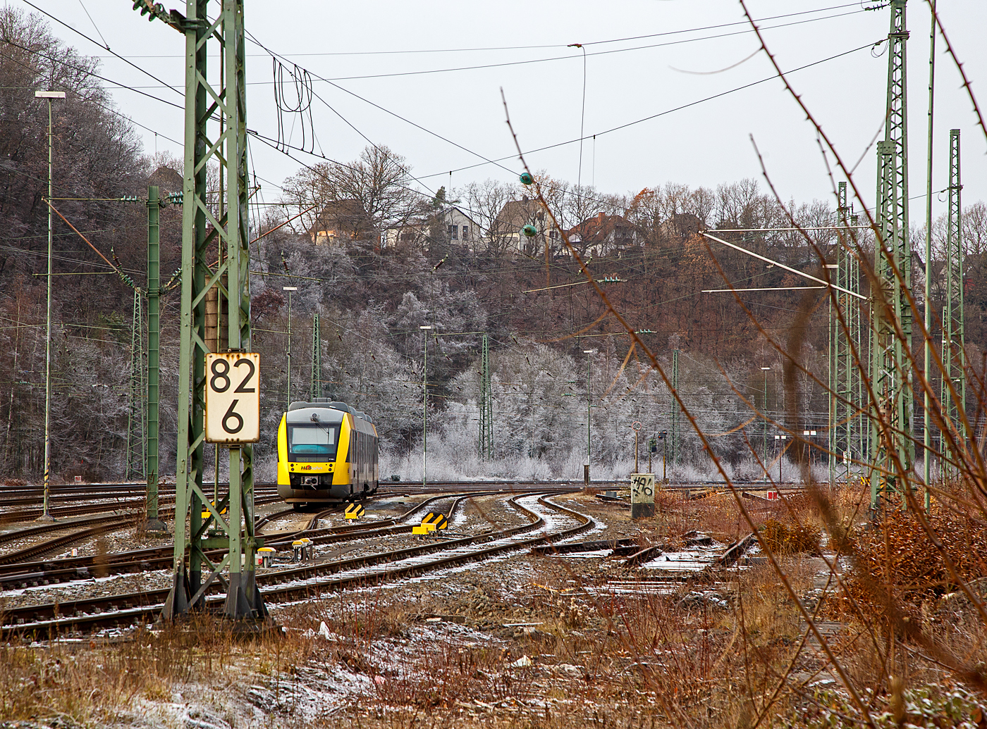 Nur ein abgestellter LINT 41 im Rbf Betzdorf (Sieg), aber das Bild zeigt die Kälte am heutigen 4. Advent (18.12.2022). Für morgen sagen die Wetterfrösche einen mächtigen Temperaturanstieg voraus.

Der VT 252 (95 80 0648 152-6 D-HEB / 95 80 0648 652-5 D-HEB) ein Alstom Coradia LINT 41 der HLB (Hessische Landesbahn), ex Vectus VT 252, ist 18.12.2022 im Rbf Betzdorf (Sieg) abgestellt.
