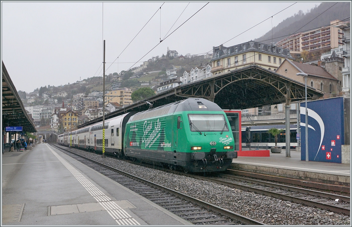 Nur wenige Minuten vor der Ankunft des GoldenPass Express GPX 4065 mit der MOB Ge 4/4  Swiss Tainable  (um 12:22) hielt die SBB Re 460  Swiss Tainable  mit ihrem IR 90 von Genève Aéroport nach Brig in Montreux (um 12:17)! Doch selbst wenn beide Loks zusammen im Bahnhof von Montreux gewesen wären, wäre es nur schwerlich möglich gewesen, beide Loks auf ein Bild zu bekommen. 

7. Dezember 2024