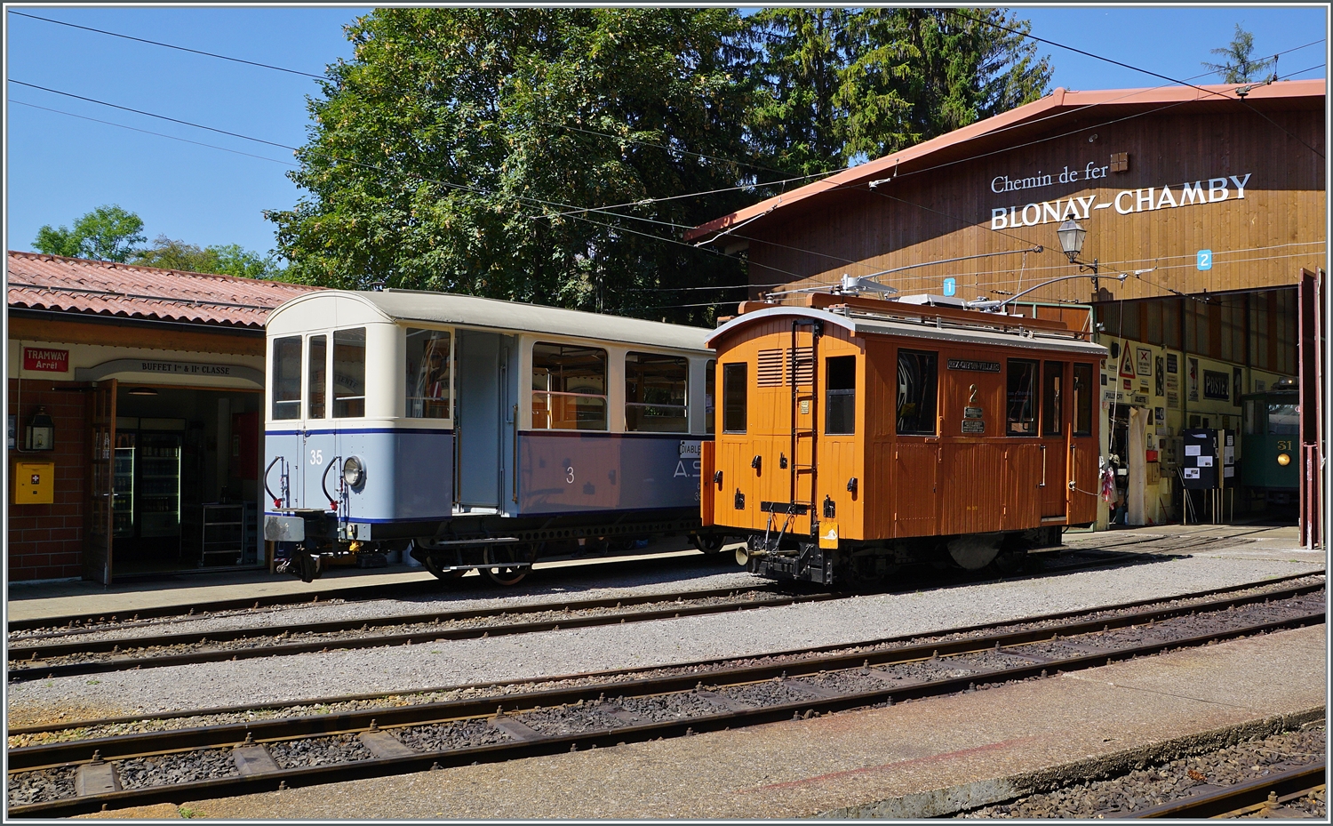 Obwohl die Blonay-Chamby Bahn über kein Zahnstangen Gleis verfügt, kümmert sie sich liebevoll um die 2011 von der BVB übernommen He 2/2 N° 2  La Grisette . Die kleine Zahnradlok zeigt sich hier zum  Le Chablais en fête  - Anlass von der  falschen  Seite, d.h. der sonst dem Wagen zugewandten, bietet aber auch so eine sehr schönen Anblick.

9. Sept. 2023