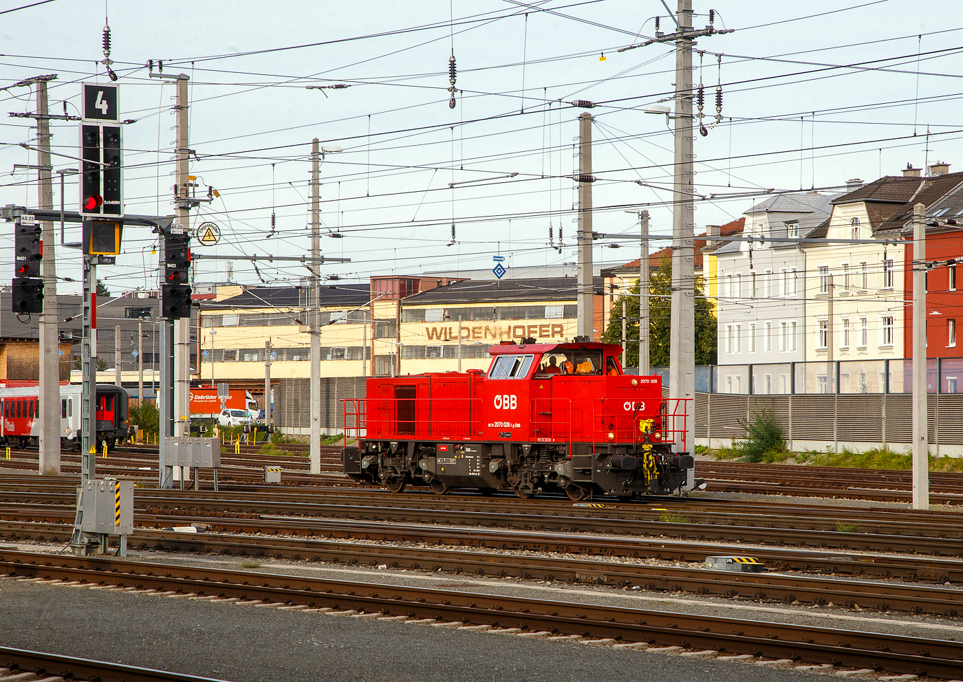 BB BR 2070 „Hector“  (Vossloh  G 800 BB)
Die BB 2070 026 (92 81 2070 026-7 A-BB), eine „Hector“  bzw. Vossloh  G 800 BB fhrt am 12.09.2022  als Lokzug bzw. auf Triebfahrzeugfahrt (Tfzf) durch den Hbf Salzburg.

Die „Hector“ wurde 2001, im Auftrag von Siemens (daher auch das 2. Rechte Fabrikschild) von der Vossloh Schienenfahrzeugtechnik GmbH in Kiel unter der Fabriknummer 1001073 gebaut und an die BB als 2070 026-6 geliefert. 

Die Reihe 2070 der BB ist eine dieselhydraulische Verschublokomotive (Rangierlokomotive) mit der Achsfolge B’B’. Die Lokomotiven dieser Baureihe, auch Hector genannt, wurden von Vossloh (vormals MaK) mit der Herstellerbezeichnung G 800 BB zwischen 2000 und 2004 gebaut. Die vierachsigen dieselhydraulischen Loks basieren auf den dritten Typenprogramms MaK. Die Lokomotiven wurden mit einem gerumigeren Fhrerhaus mit Klimaanlage, den neuen Einheitsdrehgestellen und komfortableren Aufstiegen ausgerstet, womit sie die Vorreiterrolle fr das 4. Typenprgramm bernahmen..

Geschichte:
Gleichzeitig mit der Ausschreibung der neuen Streckendieselloks (Baureihe 2016) erfolgte die Ausschreibung von neuen Dieselloks fr den Verschubdienst (Leistungsklasse B nach BB-Definition). Der Auftrag ging zunchst an Siemens AG sterreich, die diesen an die Vossloh Schienenverkehrsgesellschaft mbH bertrug. Die Firma Vossloh (vormals MaK) lieferte ab Jahresende 2000 sechzig solcher Dieselloks. Eine Option, die weitere dreiig Loks umfasste, wurde bereits eingelst. 

Konstruktion und Technik:
Die Reihe 2070 ist eine Mittelfhrerstandslok. Die Loks sind modular aufgebaut und besitzen einen robusten Plattformrahmen, auf dem alle Hauptaggregate montiert sind. Die Vorbauten bestehen aus schmalen, einzeln abnehmbaren Hauben. Zur Vereinfachung von Wartungsarbeiten wurden Tren angebracht. An den vier „Lokecken“ sind jeweils gerumige Verschieberauftritte angebracht, die zugleich als Fhrerhauszugnge dienen. Das Fhrerhaus ist mit zwei diagonal versetzten Fhrerstandspulten ausgestattet; die groen Fensterscheiben erlauben eine optimale Aussicht. Die Loks besitzen sowohl eine gewhnliche Schraubenkupplung als auch eine automatische Rangierkupplung (Bauart RK 900). Die Drehgestelle sind MaK-Einheits-Drehgestelle, sie sind in geschweiter, kastenfrmiger Hohlprofilbauweise hergestellt. Sie tragen mittels zwei Flexicoilfedern den gesamten Plattformrahmen. Die Zugkraftbertragung erfolgt ber tiefliegende Zug-Druck-Stangen. Der Einbau von Schlingerdmpfern fr hhere Geschwindigkeiten ist mglich.

Die Antriebsanlage befindet sich im lngeren Vorbau. Sie setzt sich aus einem aufgeladenen 12-Zylinder- viertakt-Caterpillar-Dieselmotor vom Typ 3412E DI-TTA-JW, sowie aus dem zur Kraftbertragung bentigten Voith-Turbowendegetriebe (Zwei-Wandler-Turbogetriebe Typ Voith  L3R4 zseU2) samt den Gelenkwellen und dem Achsgetriebe zusammen. Das Getriebe verfgt ber einen Strecken- und einen Rangiergang, das Umschalten kann nur im Stillstand erfolgen. Die Loks verfgen ber eine direkte und eine indirekte Bremse sowie eine Feststellbremse. Alle Loks haben Sifa und PZB90, eine Funkfernsteuerung und eine Vielfachsteuerung (mit gleicher Baureihe und Rh 2016).

TECHNISCHE DATEN:
Gebaute Anzahl: 90 fr BB und 6 weitere private
Hersteller: Vossloh (Kiel)
Spurweite:  1.435 mm (Normalspur)
Achsformel:  B’B’
Lnge ber Puffer:  14.130  mm
Begrenzungslinie: UIC 505-1
Drehzapfenabstand: 6.700 mm
Achsabstand im Drehgestell: 2.400 mm
Raddurchmesser:  1.000 mm (neu) / 920 mm (abgenutzt)
Dienstgewicht: 72 t
Max. Radsatzlast : 18 t
Meterlast: 5.095 kg
Dieselmotor: 12-Zylinder-Viertakt- Dieselmotor mit Common-Rail-Einspritzsystem, Abgas-Turbolader und Ladeluftkhlung vom Typ 3412E DI-TTA-JW
Nenndrehzahl des Dieselmotors: 650 bis  2.100 U/min
Hchstleistung des Dieselmotors: 745 kW
Dauerleistung: 738 kW (1.003 PS)
Anfahrzugkraft: 233 kN
Getriebe: Zwei-Wandler-Turbogetriebe vom Typ Voith L3r4zseU2
Zugelassene Hchstgeschwindigkeit: 100 km/h / Rangiergang 45 km/h
Kleinster Krmmungsradius (v max= 10 km/h): R 80 m
Tankinhalt : 3.000 l
Bremsbauart: KE-GPR m Z (D)

Quellen: BB, BB-Produktion GmbH und Wikipedia