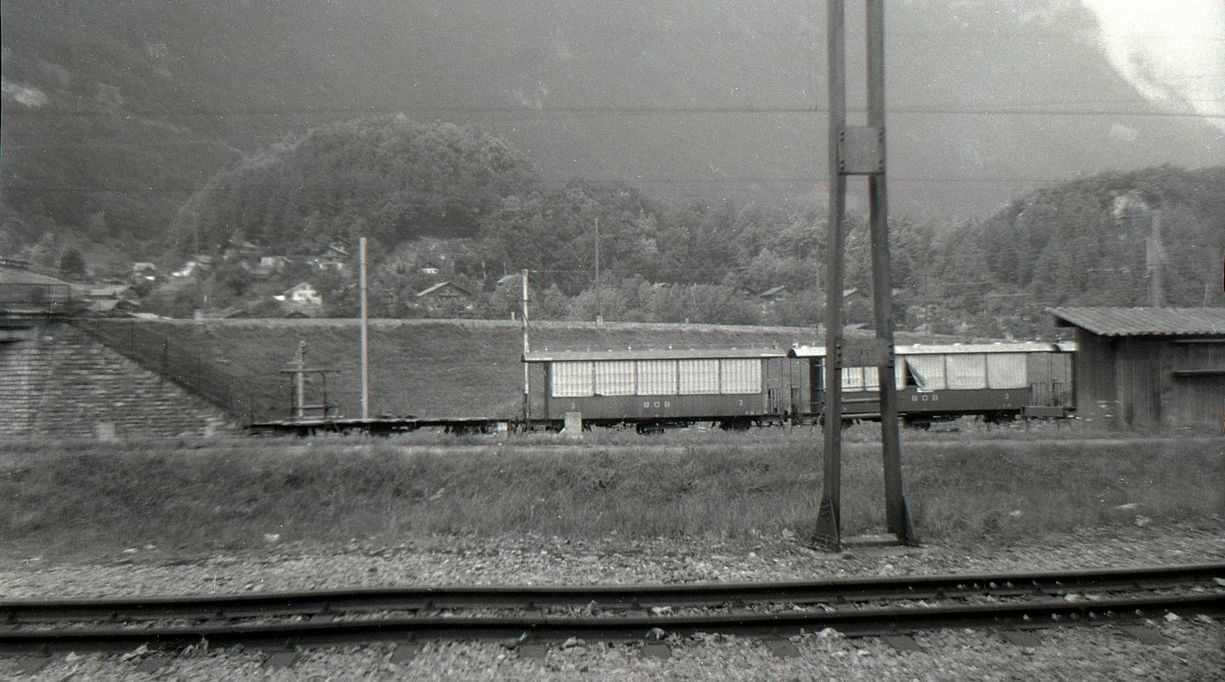 Oestlich von Interlaken Ost wartet eine Reihe alter BOB-Wagen auf Abbruch. Hier sind zwei dreiachsige Sommerwagen, C3 25 und C3 26 von 1901. Ausser Wagen Nr.36 trugen alle Sommerwagen bis zum Abbruch die Bezeichnung  C  (3.Klasse). Zwei gleichartige Wagen 27 und 28 stammten von 1904. Sommer 1961. 