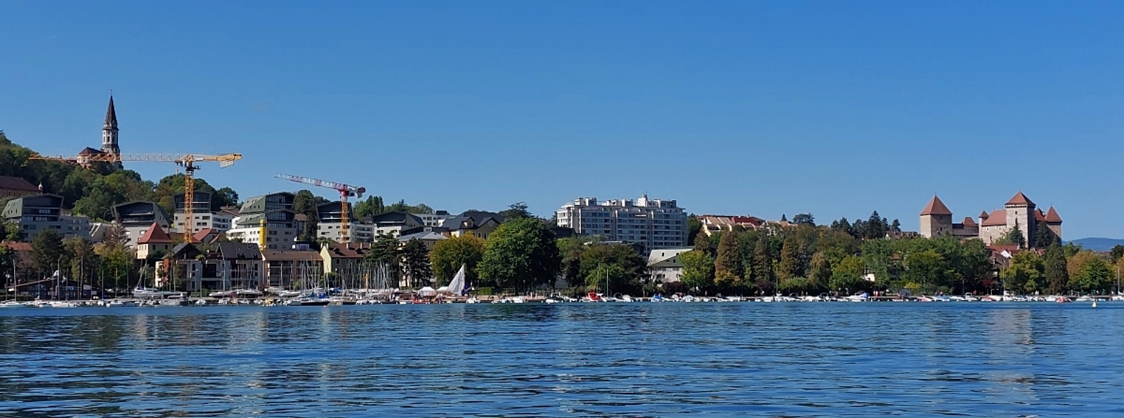 Panorama Blick auf die Stadt Annecy  und das Hafenbecken,
aufgenommen mit dem Smartphone. 09.2022 (Jeanny)

