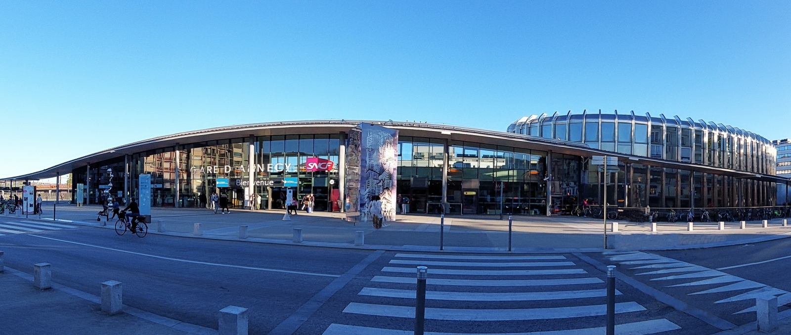 Panoramafoto des Bahnhofs von Annecy, aufgenommen an dem Städtischen Bushaltestellen Kreisel. 09.2022