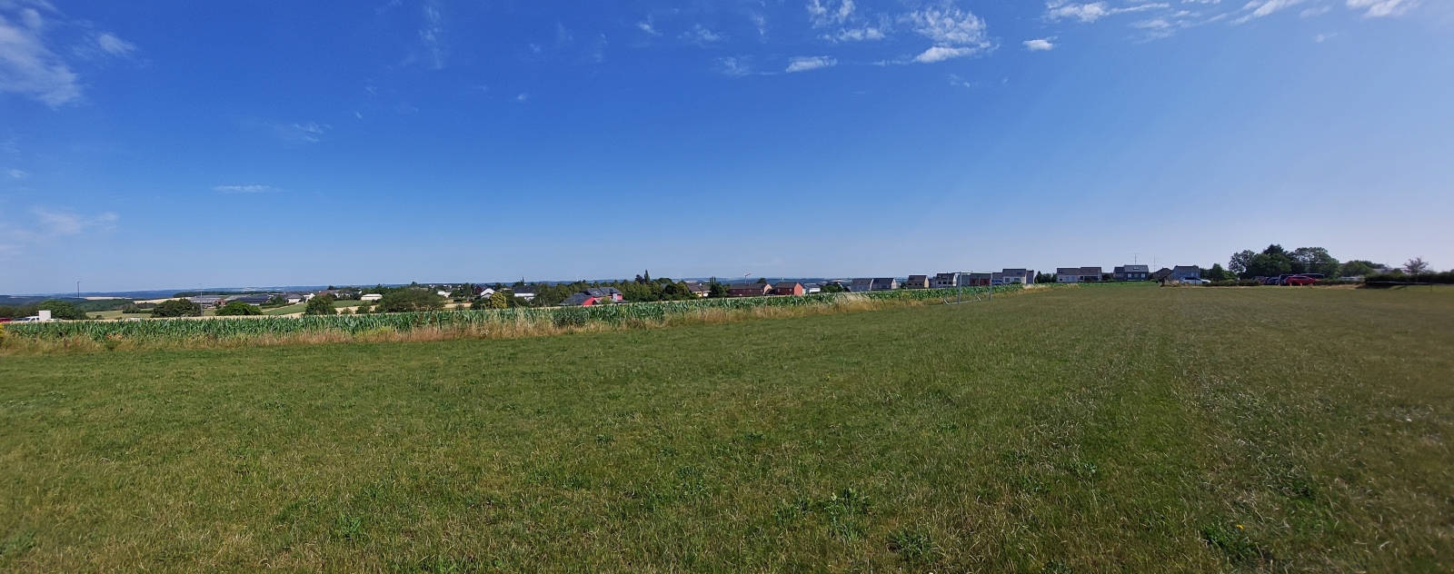 Panoramafoto in Nördlicher Richtung von einem Feld neben der Sebes in Eschdorf.(L) 06.2023