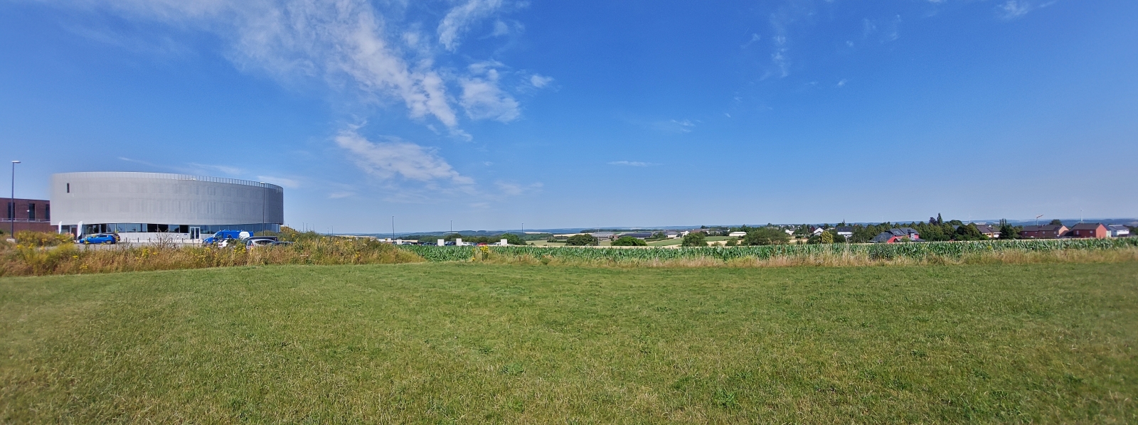Panoramafoto in Nordwestlicher Richtung von einem Feld neben der Sebes in Eschdorf.(L) 06.2023
