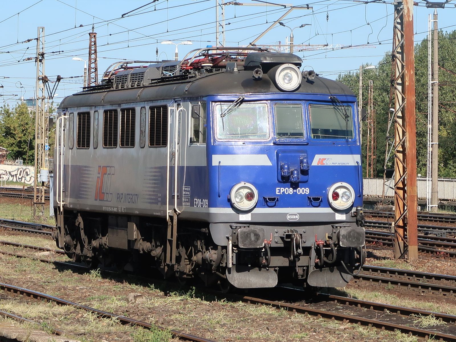 PKP Intercity Lokomotive EP08-009 Bahnhof Warszawa Wschodnia. (Warschau Ostbahnhof) 13-08-2024.

PKP Intercity locomotief EP08-009 station Warszawa Wschodnia. (Warschau Ooststaion) 13-08-2024.