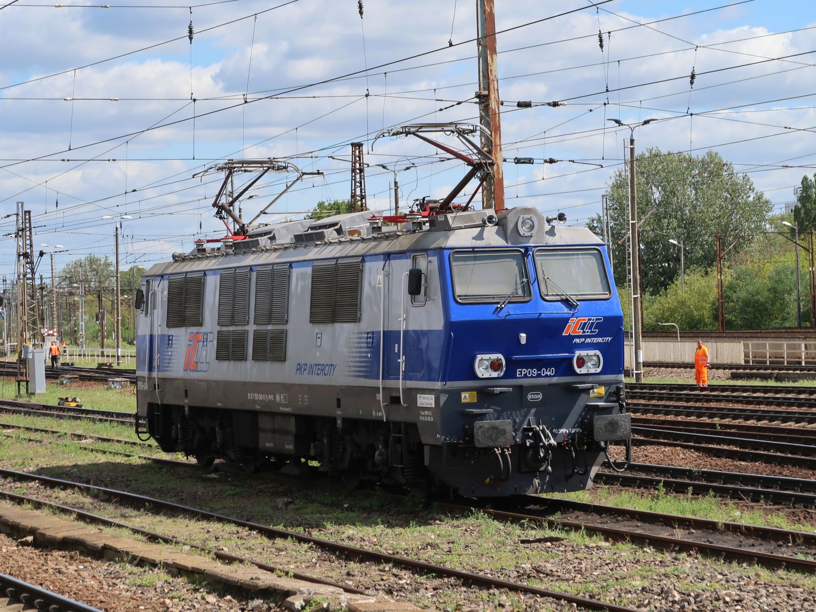 PKP Intercity Lokomotive EP09-040 Bahnhof Warszawa Wschodnia 11-08-2025.

PKP Intercity locomotief EP09-040 station Warszawa Wschodnia 11-08-2025.