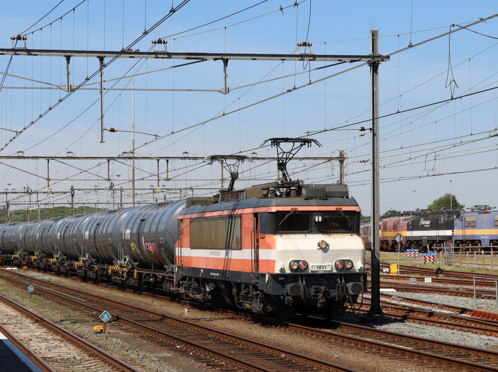 Rail Force One Lokomotive 1831 (91 84 1570 831-5 NL-RFOFS) Amersfoort Centraal 14-05-2024.

Rail Force One locomotief 1831 (91 84 1570 831-5 NL-RFOFS) Amersfoort Centraal 14-05-2024.