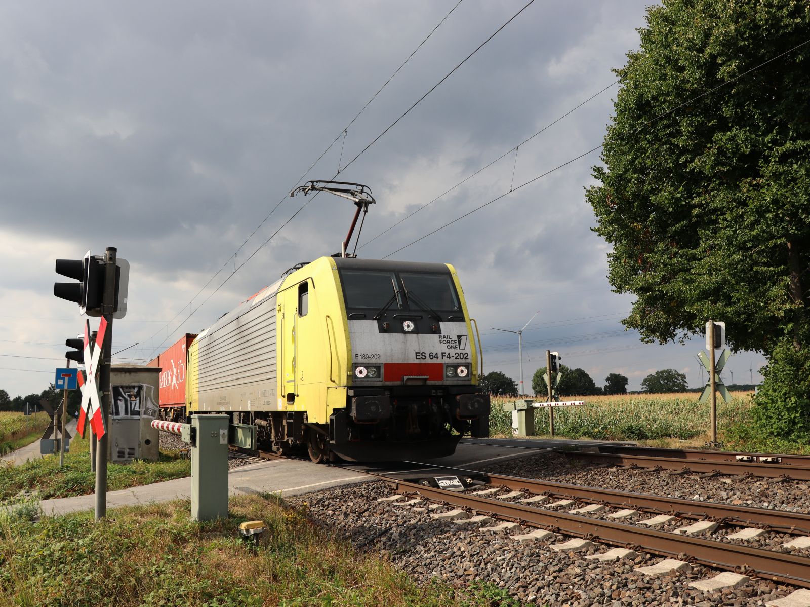 Rail Force One Lokomotive 189 202-5 ( 91 80 6189 202-5 D-DISPO ) bei Baahn�bergang Wasserstrasse, Hamminkeln 18-08-2022.

Rail Force One locomotief 189 202-5 ( 91 80 6189 202-5 D-DISPO ) bij overweg Wasserstrasse, Hamminkeln 18-08-2022.