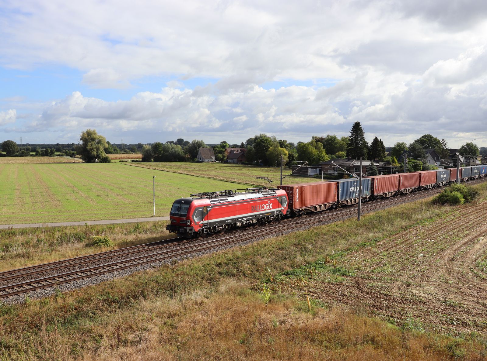 Rail Force One Lokomotive 193 627-7 (91 80 6193 627-7 D-DISPO)  Raillogix  Baumannstrasse, Praest 16-09-2022.

Rail Force One locomotief 193 627-7 (91 80 6193 627-7 D-DISPO)  Raillogix  Baumannstrasse, Praest 16-09-2022.