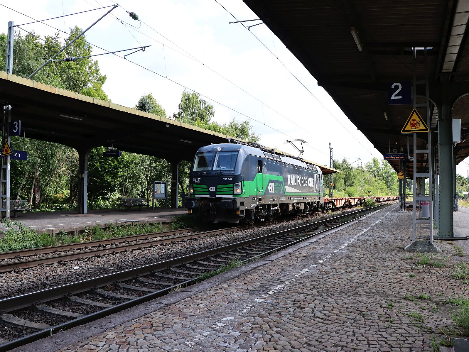 Rail Force ONe Lokomotive 193 947-9 (91 80 6193 947-9 D-ELOC) Gleis 3 Bahnhof Kaldenkirchen 24-07-2025.

Rail Force ONe locomotief 193 947-9 (91 80 6193 947-9 D-ELOC) spoor 3 station Kaldenkirchen 24-07-2025.