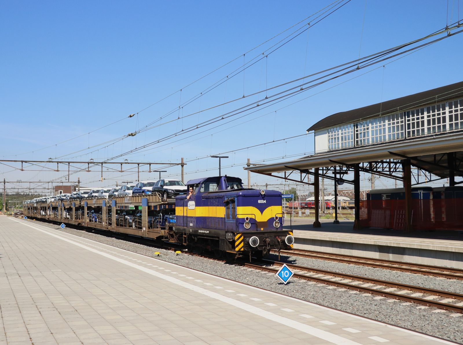 Railexperts Diesellokomotive 6004 (98 84 8284 501-9 NL-RXP) mit Autozug nach Woudenberg. Gleis 3 station Amersfoort Centraal 14-05-2024.

Railexperts diesellocomotief 6004 (98 84 8284 501-9 NL-RXP) met autotrein naar Woudenberg. Spoor 3 station Amersfoort Centraal 14-05-2024.