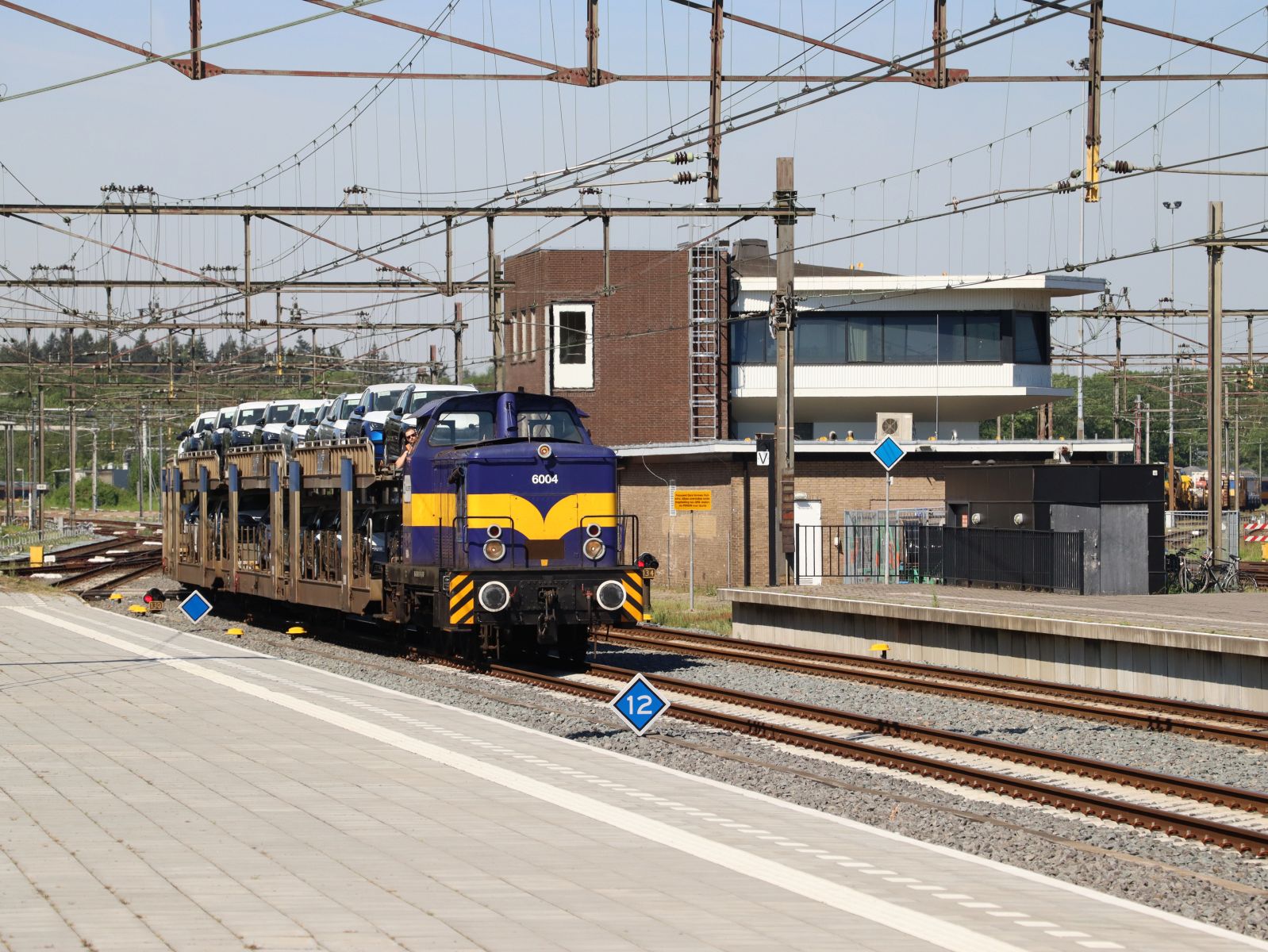 Railexperts Diesellokomotive 6004 (98 84 8284 501-9 NL-RXP) mit Autozug nach Woudenberg. Gleis 3 station Amersfoort Centraal 14-05-2024.

Railexperts diesellocomotief 6004 (98 84 8284 501-9 NL-RXP) met autotrein naar Woudenberg. Spoor 3 station Amersfoort Centraal 14-05-2024.