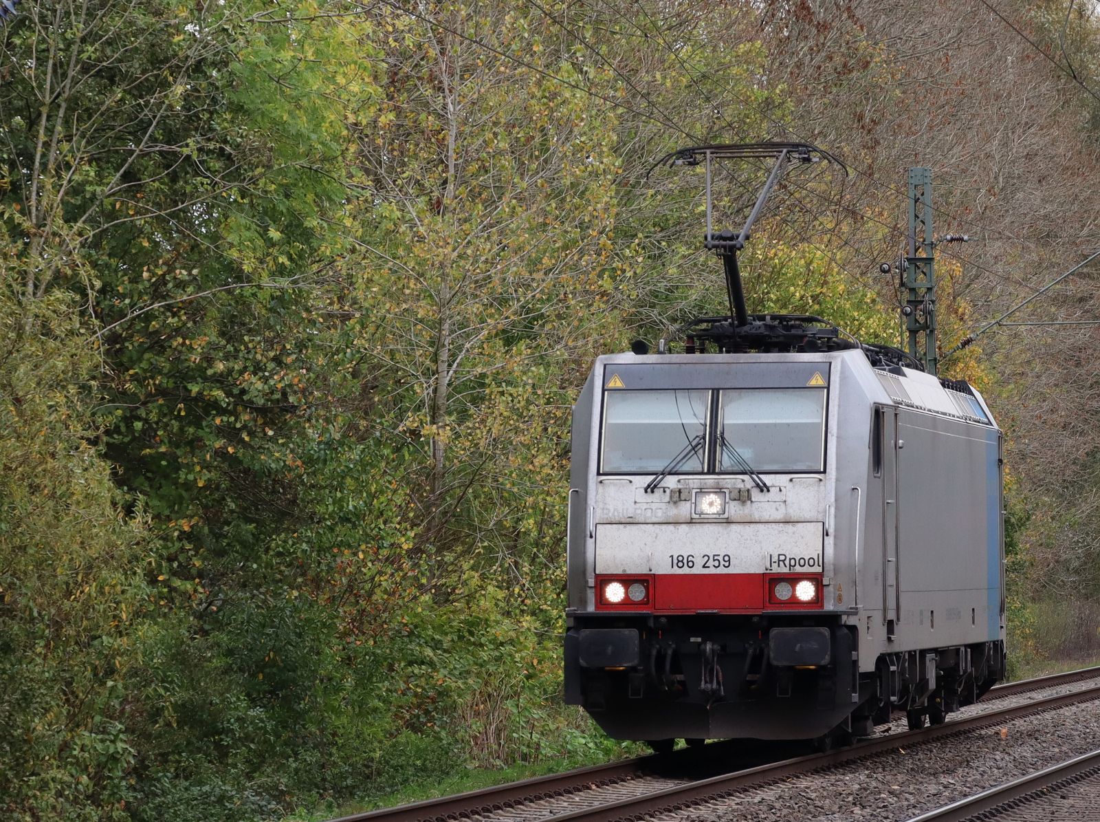 Railpool Lokomotive 186 259-8 (91 80 6186 259-8 D-Rpool)bei Bahn�bergang Schwarzer Weg, Emmerich am Rhein 03-11-2022.

Railpool locomotief 186 259-8 (91 80 6186 259-8 D-Rpool) bij overweg Schwarzer Weg, Emmerich am Rhein 03-11-2022.