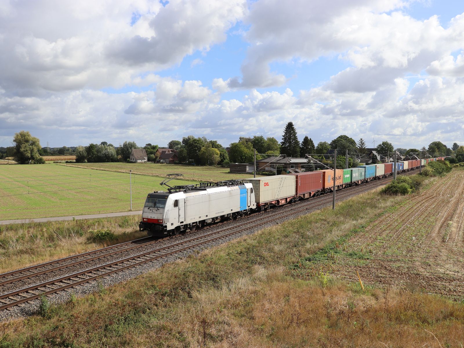 Railpool Lokomotive 186 491-7 (91 80 6186 491-7 D-Rpool)�Baumannstrasse, Praest bei Emmerich am Rhein 16-09-2022.

Railpool locomotief 186 491-7 (91 80 6186 491-7 D-Rpool)�Baumannstrasse, Praest bij Emmerich 16-09-2022.