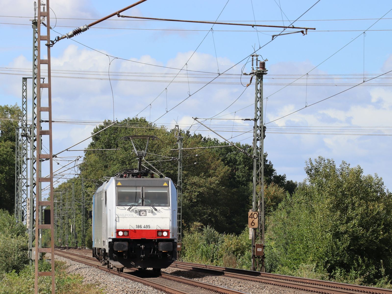 Railpool Lokomotive 186 495-8 (91 80 6186 495-8 D-Rpool) Wasserstrasse, Hamminkeln 16-09-2022.

Railpool locomotief 186 495-8 (91 80 6186 495-8 D-Rpool) Wasserstrasse, Hamminkeln 16-09-2022.