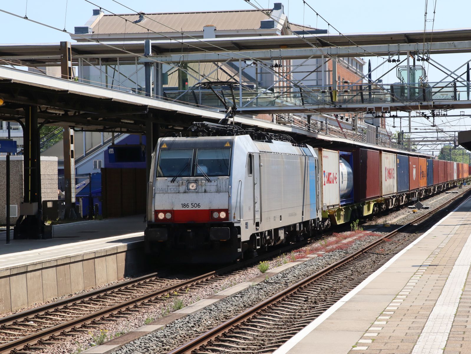 Railpool Lokomotive 186 506-2 (91 80 6186 506-2 D-Rpool) Gleis 1 Bahnhof Dordrecht 25-06-2024.

Railpool locomotief 186 506-2 (91 80 6186 506-2 D-Rpool) spoor 1 station Dordrecht 25-06-2024.