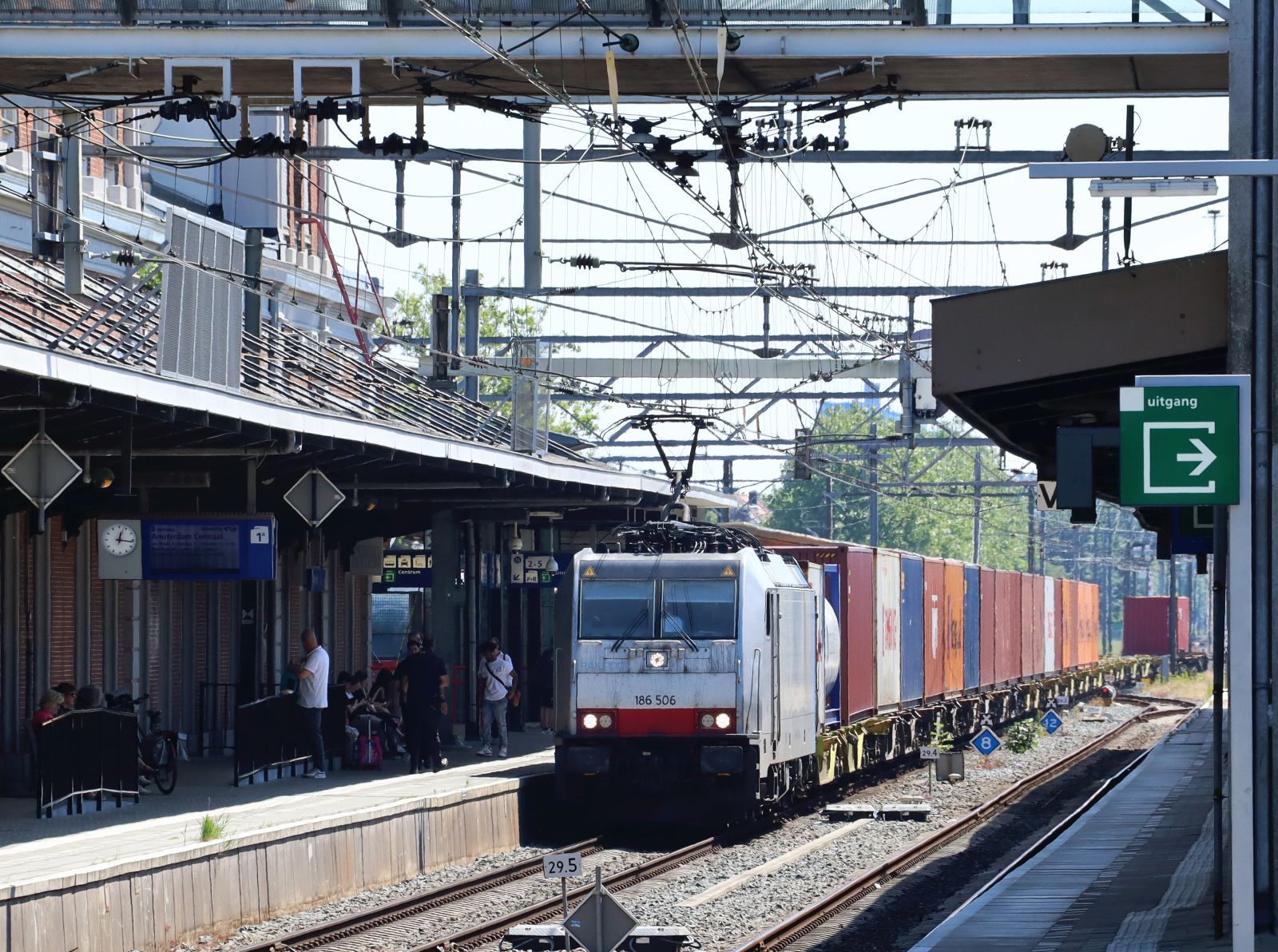 Railpool Lokomotive 186 506-2 (91 80 6186 506-2 D-Rpool) Gleis 1 Bahnhof Dordrecht 25-06-2024.

Railpool locomotief 186 506-2 (91 80 6186 506-2 D-Rpool) spoor 1 station Dordrecht 25-06-2024.