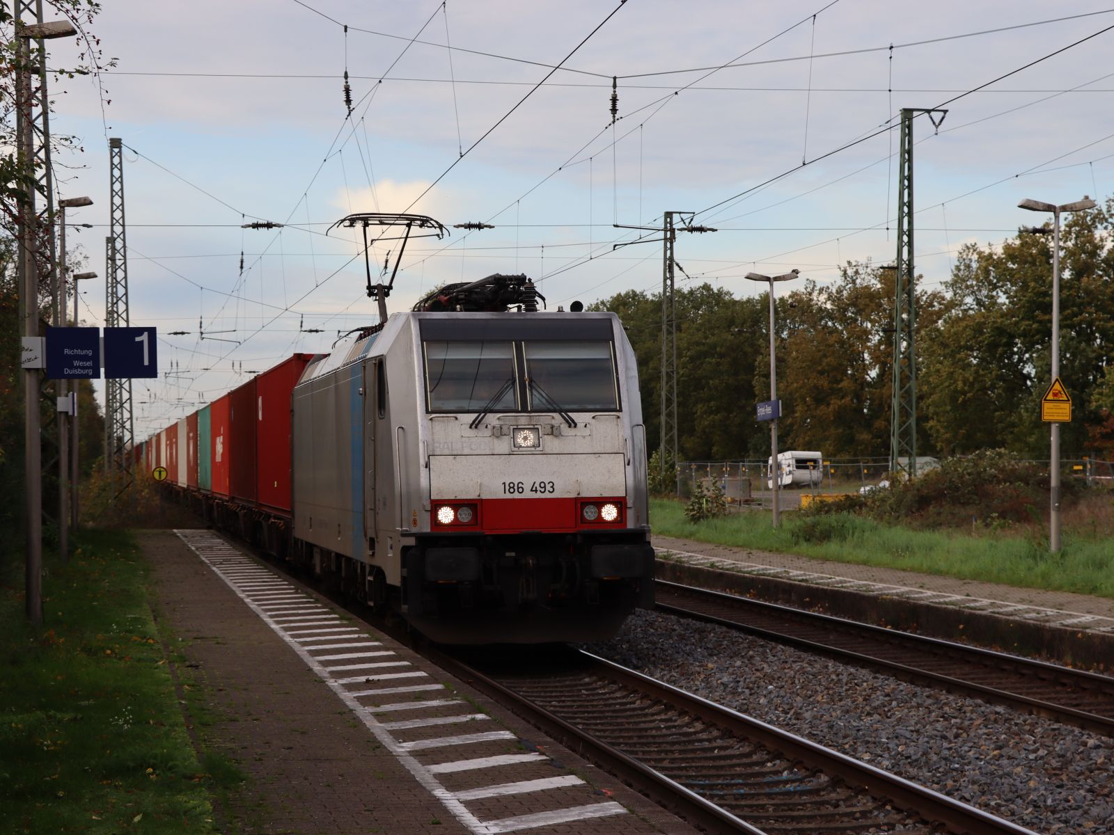 Railpool Traxx Lokomotive 186 493-3 Bahnhof Empel-Rees 03-11-2022.

Railpool Traxx locomotief 186 493-3 station Empel-Rees 03-11-2022.