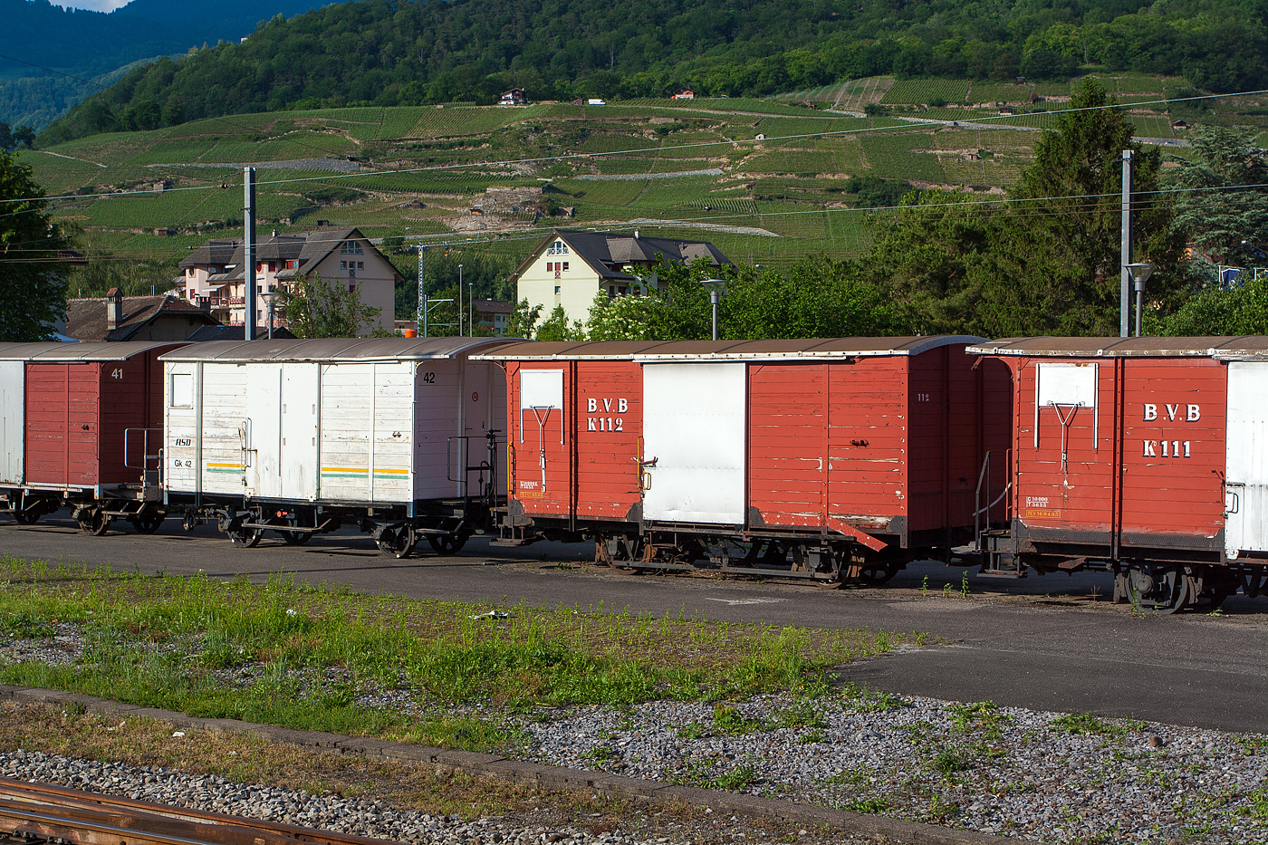 Rechts: Der zweiachsige gedeckte Gterwagen mit Bremserbhne (ein sogenannter Salzwagen) tpc BVB K 112 (ex CEV K 31/Gk 31) ist am 28 Mai 2012 mit weiteren Gterwagen beim Bahnhof Bex abgestellt. Bild aus einem SBB Zug. 

Der Wagen wurde 1903 von SWS (Schweizerische Wagons- und Aufzgefabrik AG) in Schlieren gebaut und als K 31 an die CEV (Chemins de fer lectriques Veveysans, heute MVR) geliefert. Im Jahr 1970 wurde der Wagen an die BVB (Bex–Villars–Bretaye-Bahn) verkauft wo er dann als B.V.B.  K 111 (Gk 111) gefhrt wurde. Bis Anfang der 1990er war er noch bei der BVB fr die Salztransporte zwischen der Saline in Le Bvieux und Salzlager Bex im Einsatz.

Links: Der zweiachsige gedeckte Gterwagen mit Bremserbhne ASD Gk 42.
