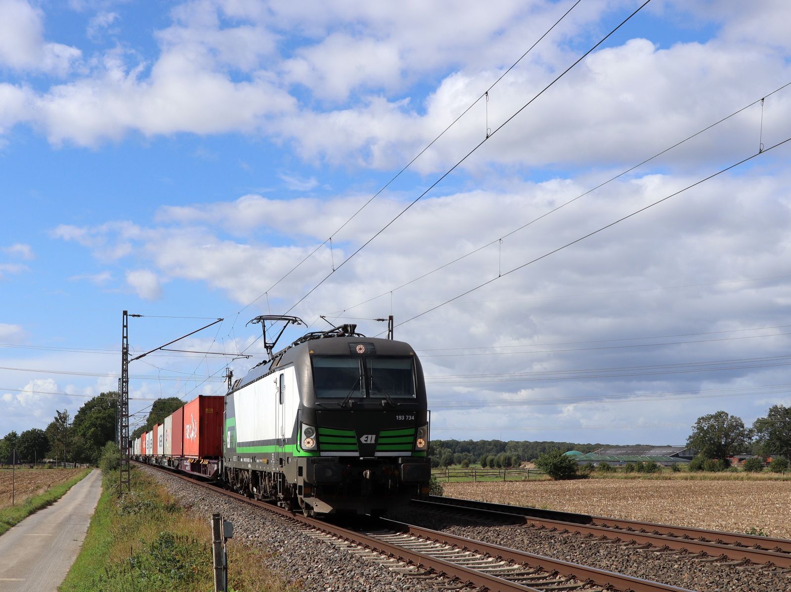 RFO (Rail Force One) Lokomotive 193 734-1 (91 80 6193 734-1 D-ELOC) bei Bahn�bergang Wasserstrasse, Hamminkeln 16-09-2022.

RFO gehuurd van ELL (European Locomotive Leasing, Wien) loc 193 734-1 (91 80 6193 734-1 D-ELOC) Wasserstrasse, Hamminkeln 16-09-2022.