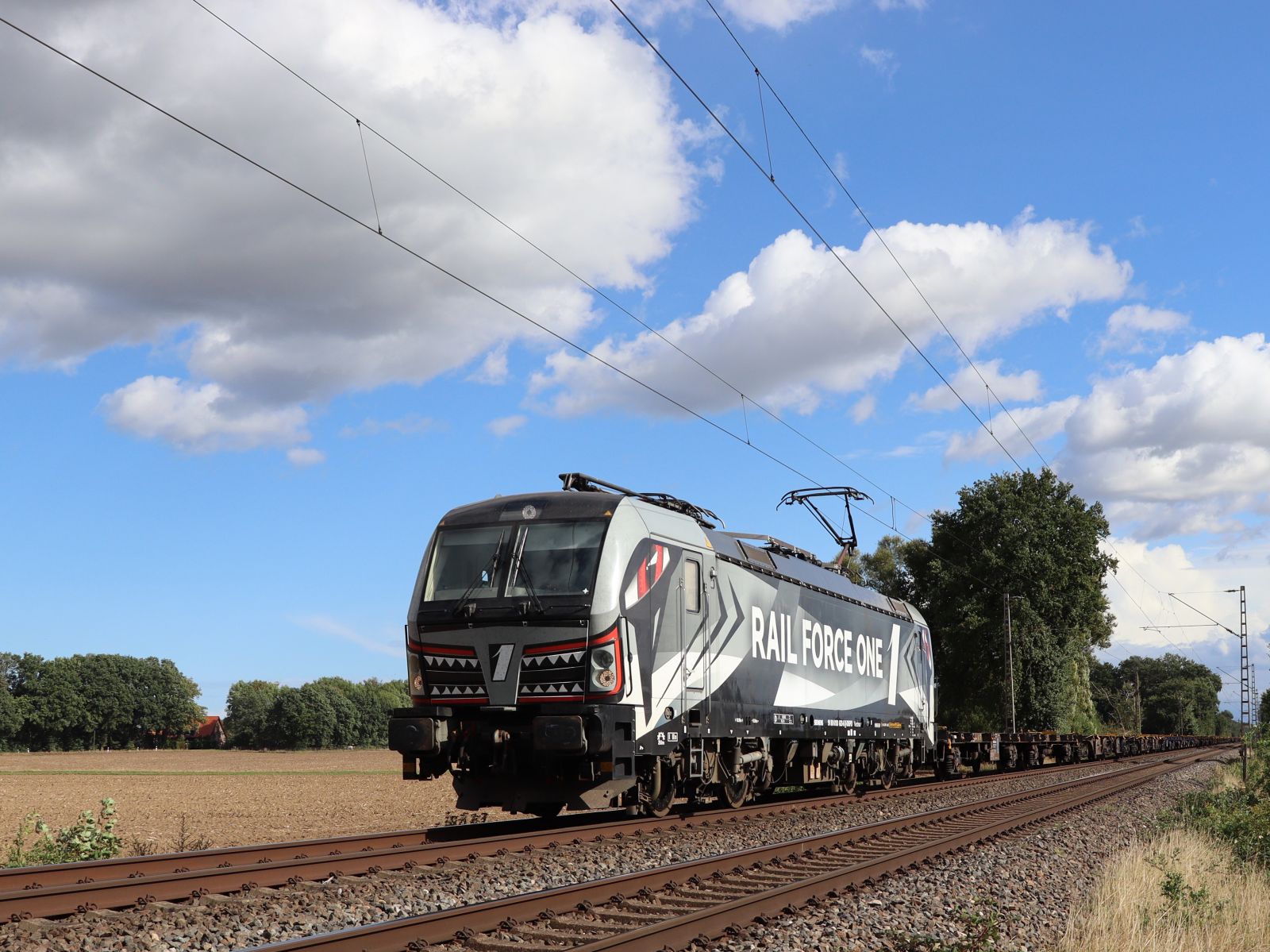 RFO (Rail Force One) Siemens Vectron Lokomotive 193 623-6 (91 80 6193 623-6 D-DISPO)  Sharky  Bahn�bergang Wasserstrasse, Hamminkeln 16-09-2022.

RFO (Rail Force One) Siemens Vectron locomotief 193 623-6 (91 80 6193 623-6 D-DISPO)  Sharky  bij overweg Wasserstrasse, Hamminkeln 16-09-2022.