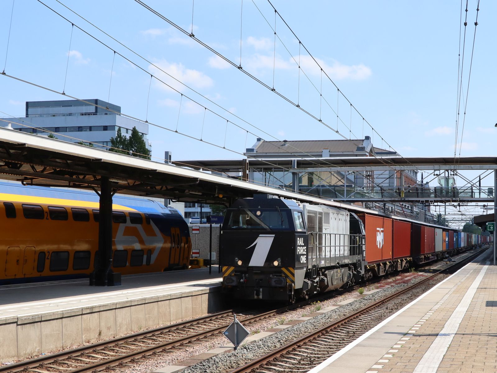 RFO (Rail Force One) Vossloh G 2000 Diesellokomotive 1604 (92 80 1272 403-7 D-ATLU) Gleis 1 Bahnhof Dordrecht 25-06-2024.

RFO (Rail Force One) Vossloh G 2000 diesellocomotief 1604 (92 80 1272 403-7 D-ATLU) spoor 1 station Dordrecht 25-06-2024.