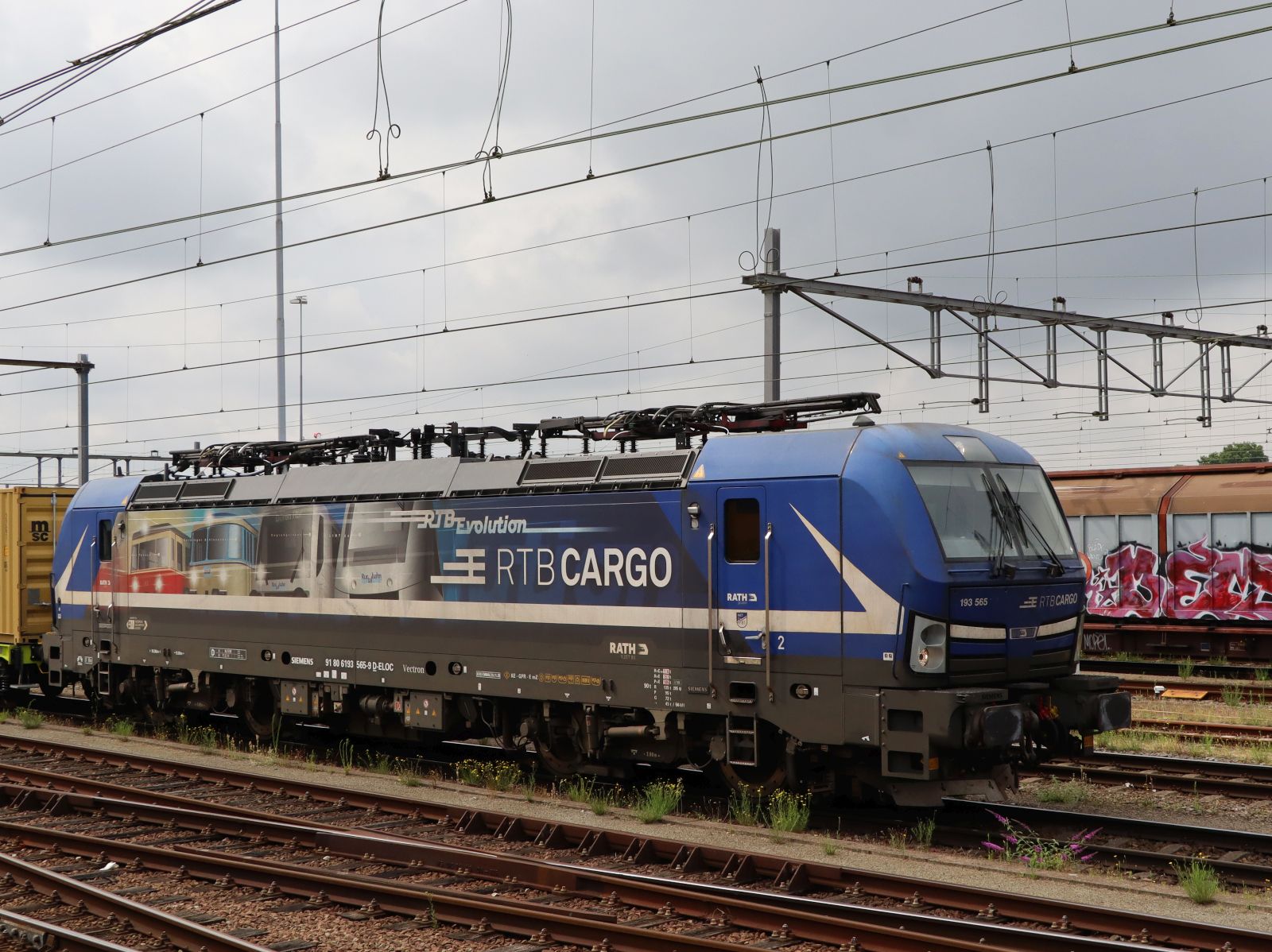 RTB Cargo Lokomotive 193 565-9 (91 80 6193 565-9 D-ELOC) mit dem Name  RTB Evolution  Bahnhof Venlo, Niederlande 4-07-2025.

RTB Cargo locomotief 193 565-9 (91 80 6193 565-9 D-ELOC) met de naam  RTB Evolution  station Venlo 4-07-2025.