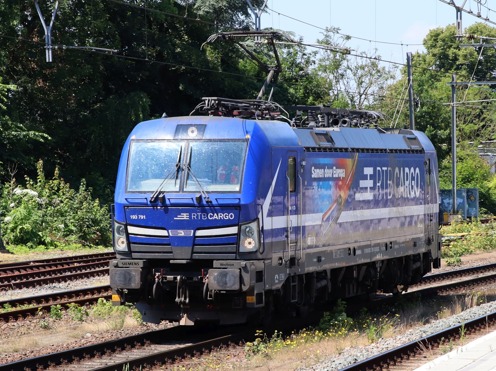 RTB Cargo Lokomotive 193 791-1 (91 80 6193 791-1 D-ELOC) mit Aufschrift  Samen door Europa  Gleis 6 Bahnhof Dordrecht 25-06-2024.

RTB Cargo locomotief 193 791-1 (91 80 6193 791-1 D-ELOC) met opschrift  Samen door Europa  spoor 6 station Dordrecht 25-06-2024.