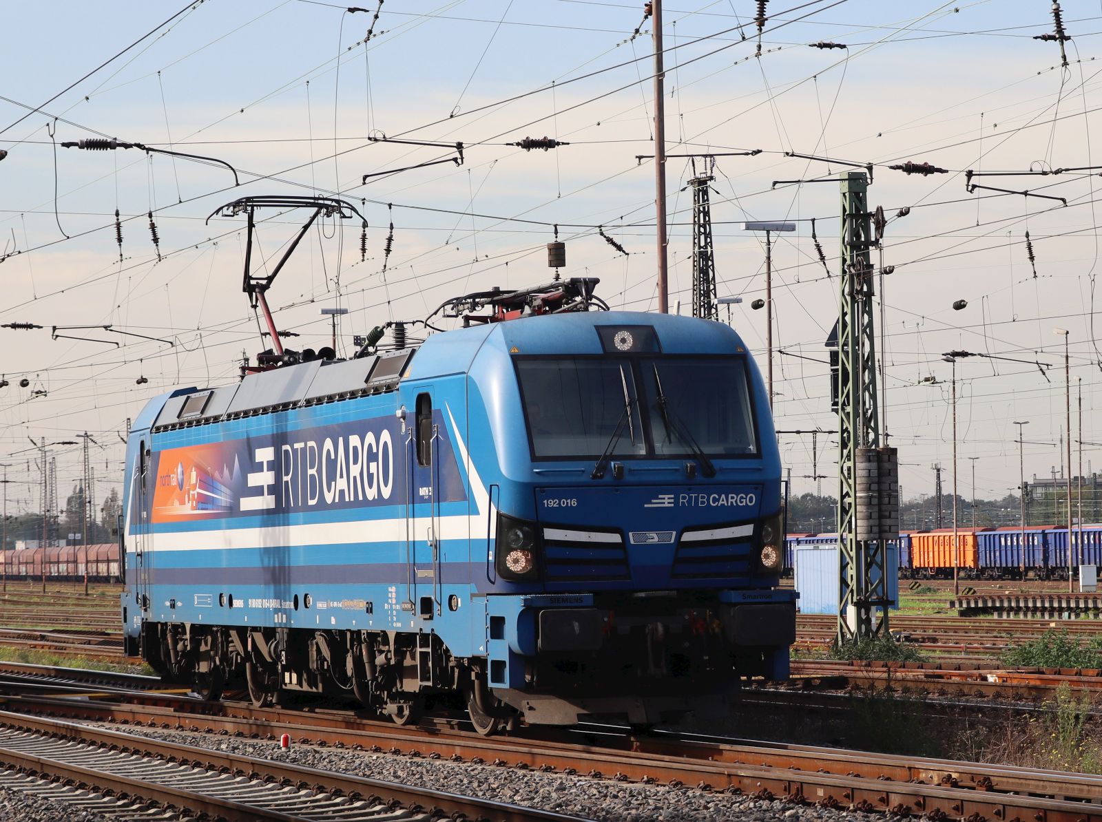 RTB Cargo (Northrail) Lokomotive 192 016-4 (91 80 6192 016-4 D-NRAIL) G�terbahnhof Oberhausen West 18-10-2024.


RTB Cargo gehuurd van Northrail locomotief 192 016-4 (91 80 6192 016-4 D-NRAIL) goederenstation Oberhausen West 18-10-2024.