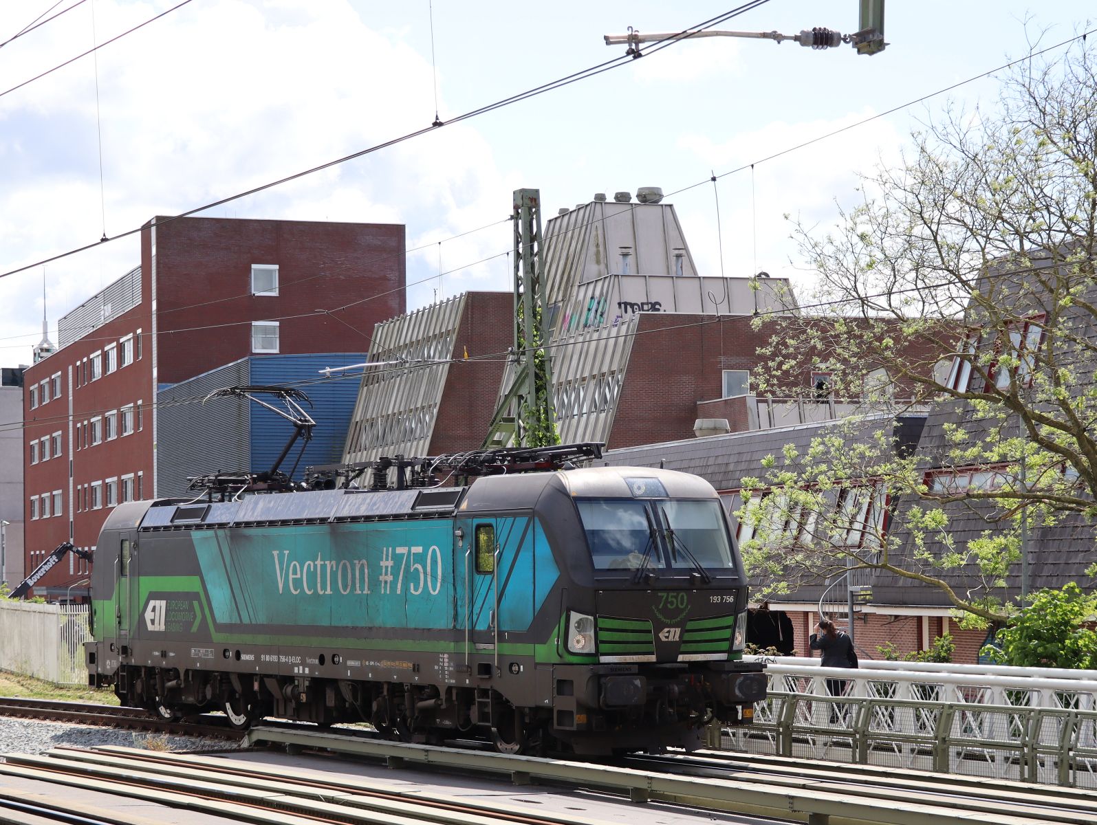 RTB Cargo (Rurtalbahn Cargo) Lokomotive 193 756-4 (91 80 6193 756-4 D-ELOC) 750. Vectron Lokomotive Gleis 1 Deventer 16-05-2023.

RTB Cargo (Rurtalbahn Cargo) locomotief 193 756-4 (91 80 6193 756-4 D-ELOC) 750e Vectron locomotief tijdens kopmaken op spoor 1 Deventer 16-05-2023.