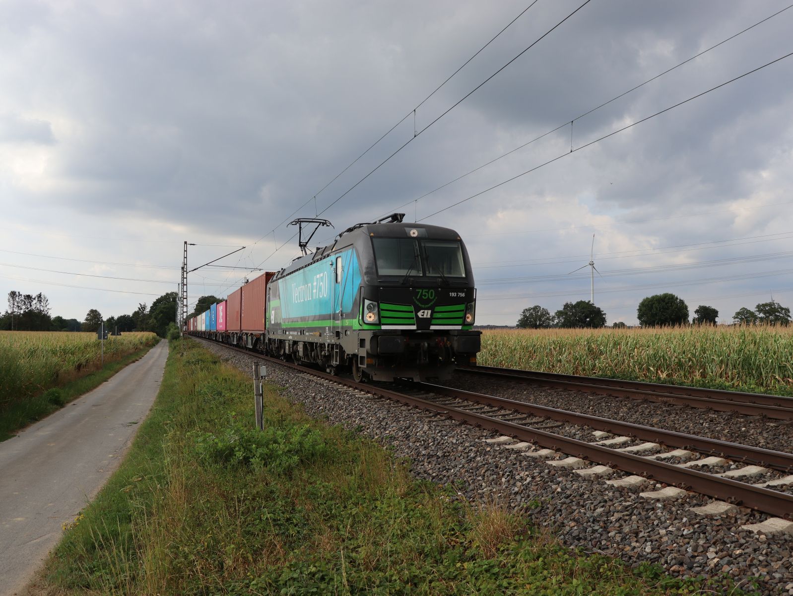 RTB Cargo (Rurtalbahn Cargo) Lokomotive 193756-4 (91 80 6193 756-4 D-ELOC) 750. Vectron Lokomotive. Bei Bahn�bergang Wasserstrasse, Hamminkeln 18-08-2022.

RTB Cargo (Rurtalbahn Cargo) locomotief 193756-4 (91 80 6193 756-4 D-ELOC) 750e Vectron locomotief. Bij overweg Wasserstrasse, Hamminkeln 18-08-2022.