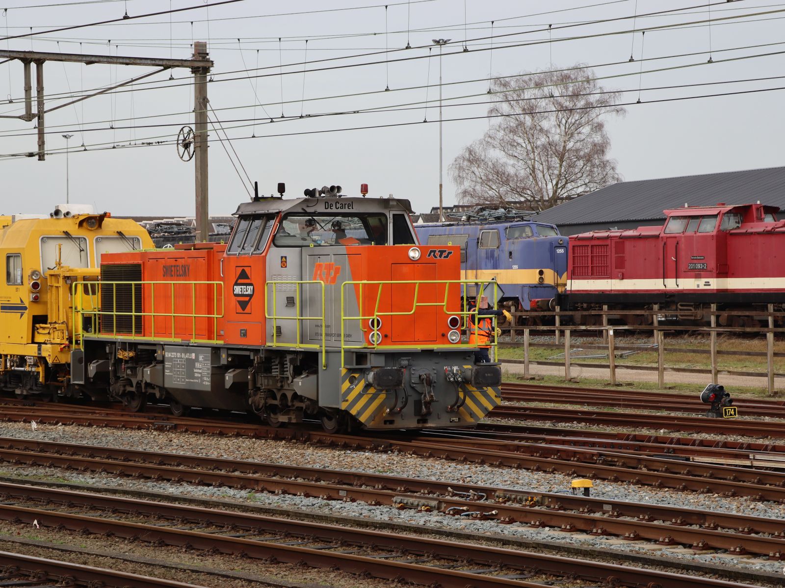 RTS Rail Swietelsky Rail Benelux B.V. Diesellokomotive 92 84 2275 101-8 NL-ATLU Bahnhof Amersfoort Centraal 20-02-2024.

RTS Rail Swietelsky Rail Benelux B.V. diesellocomotief 92 84 2275 101-8 NL-ATLU station Amersfoort Centraal 20-02-2024.