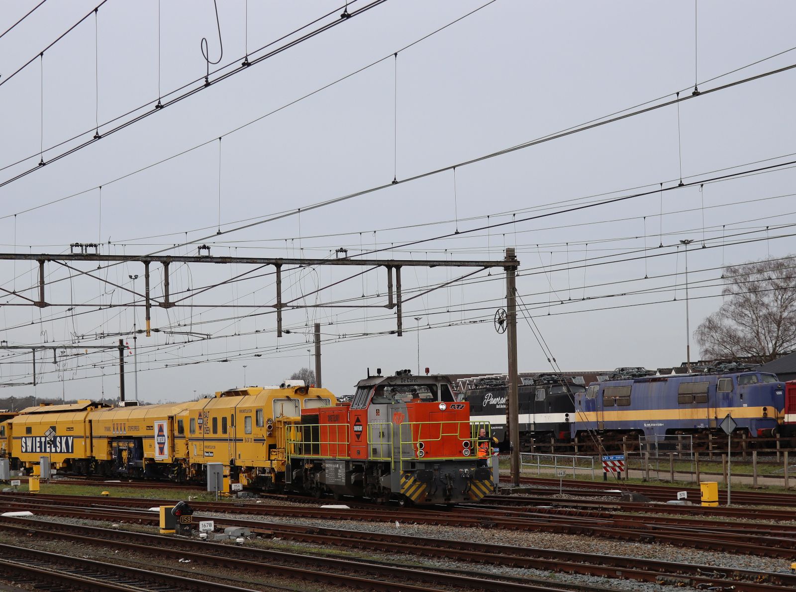 RTS Rail Swietelsky Rail Benelux B.V. Diesellokomotive 92 84 2275 101-8 NL-ATLU Bahnhof Amersfoort Centraal 20-02-2024.

RTS Rail Swietelsky Rail Benelux B.V. diesellocomotief 92 84 2275 101-8 NL-ATLU station Amersfoort Centraal 20-02-2024.