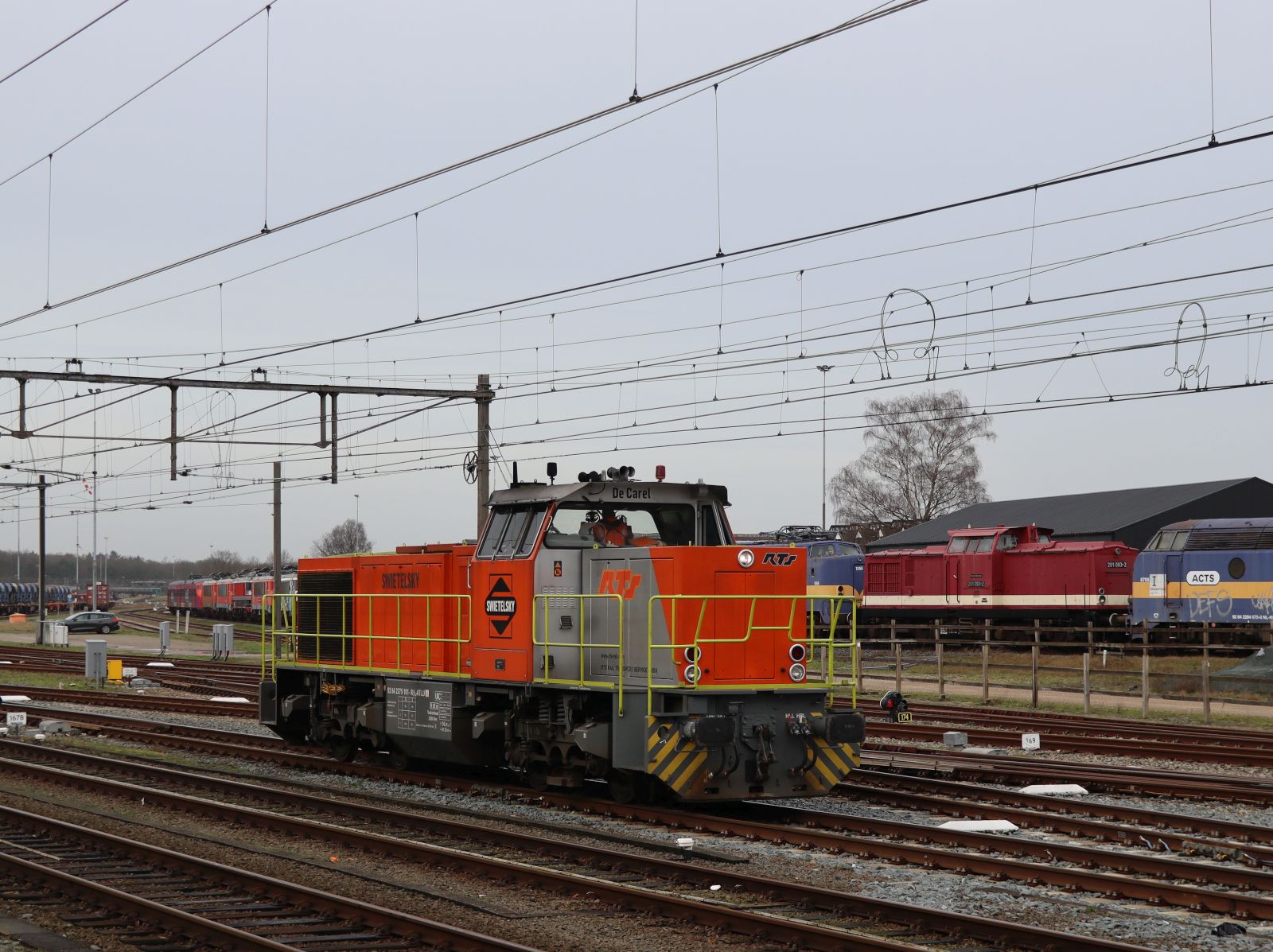 RTS Rail Swietelsky Rail Benelux Diesellokomotive 92 84 2275 101-8 NL-ATLU Bahnhof Amersfoort Centraal 20-02-2024.

RTS Rail Swietelsky Rail Benelux B.V. diesellocomotief 92 84 2275 101-8 NL-ATLU station Amersfoort Centraal 20-02-2024.