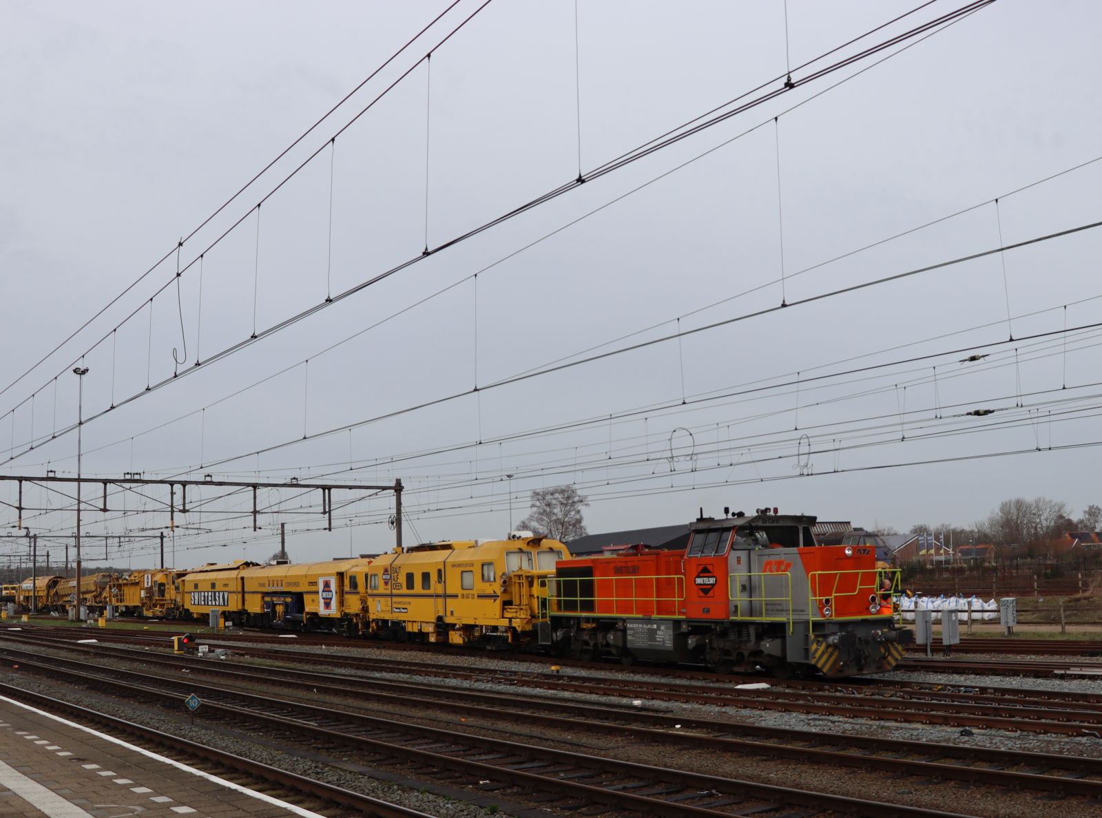 RTS Rail Swietelsky Rail Benelux Diesellokomotive  92 84 2275 101-8 NL-ATLU mit Bauzug Bahnhof Amersfoort Centraal 20-02-2024.

RTS Rail Swietelsky Rail Benelux diesellocomotief 92 84 2275 101-8 NL-ATLU met werktrein station Amersfoort Centraal 20-02-2024.