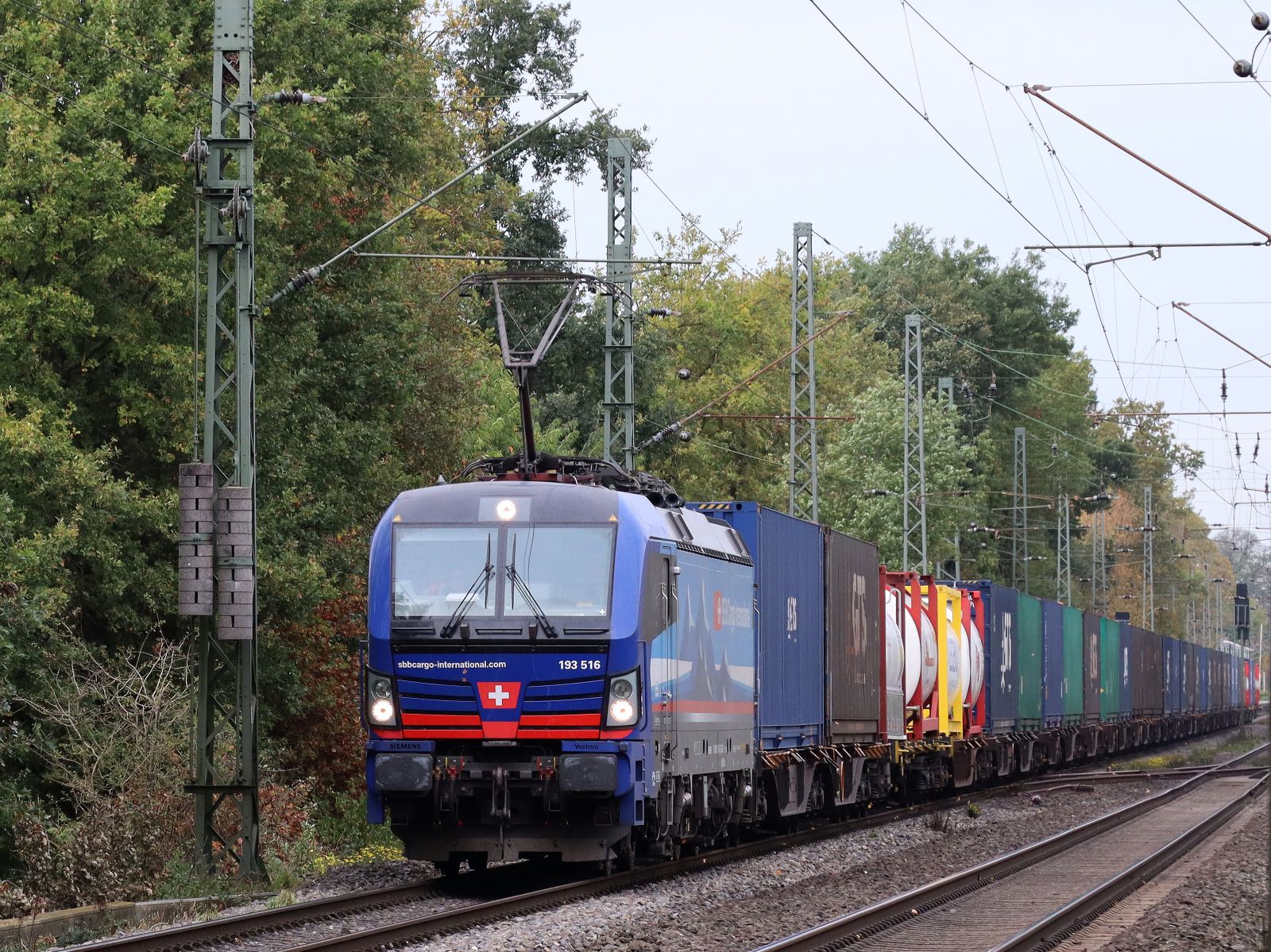SBB Cargo Vectron Lokomotive 193 516-2 (91 80 6193 516-2 D-SIEAG) mit dem Name  Aare  Grenzweg, Hamminkeln 03-11-2022.

SBB Cargo Vectron locomotief  193 516-2 (91 80 6193 516-2 D-SIEAG) met de naam  Aare  Grenzweg, Hamminkeln 03-11-2022.