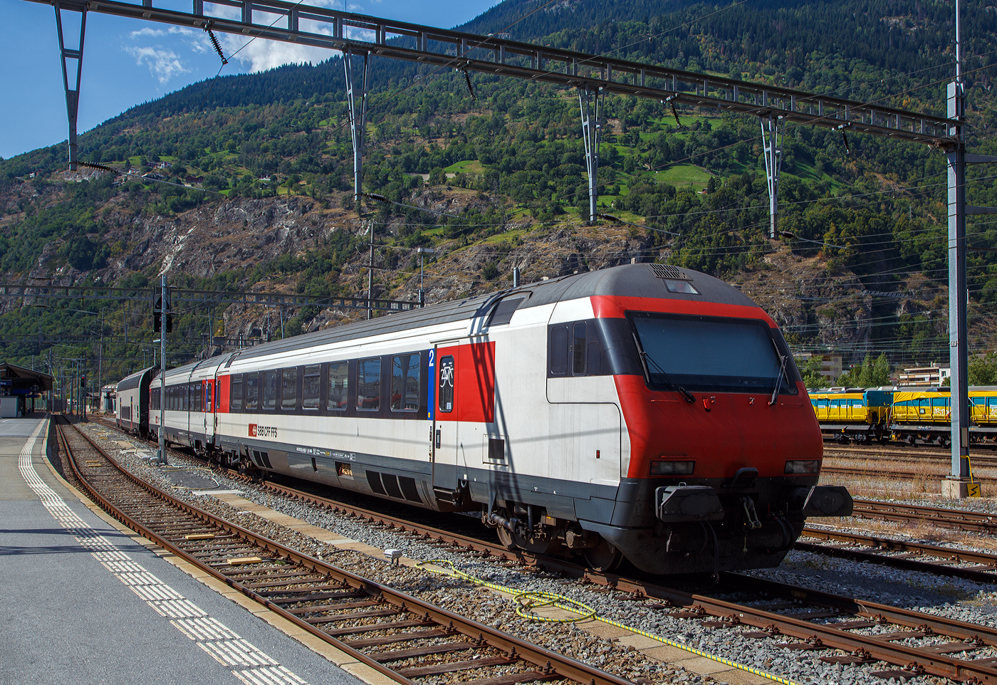 SBB zweite Wagenklasse Steuerwagen (Typ IC) Bt 50 85 28-94 922-7 CH-SBB ein Einheitswagen IV, abgestellt mit einem weiteren B Einheitswagen IV (IC-Reisezugwagen zweiten Wagenklasse), abgestellt am 07 September 2021 im Brig.