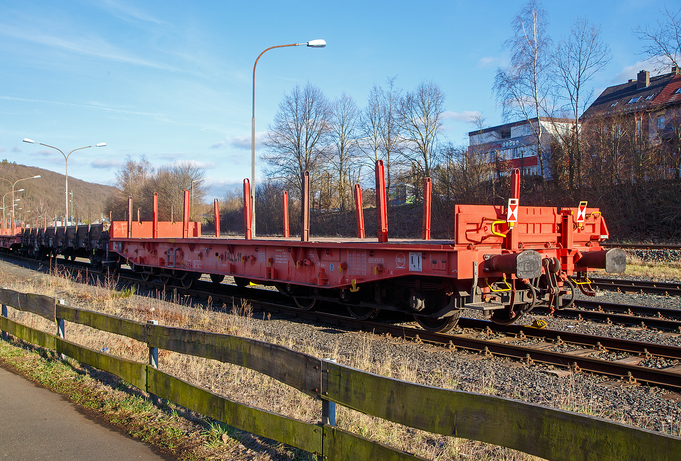 Sechsachsiger Drehgestell-Flachwagen, mit Rungen, Stirnwandklappen und klappbaren Ladeschwellen, jedoch ohne Seitenwandklappen, 31 80 4852 933-9 D-DB, der Gattung Samms 489.1, der DB Cargo AG, abgestellt am 21.02.2013  im Zugverband, auf dem KSW Rbf in Herdorf (Betriebsstätte Freien Grunder Eisenbahn - NE 447).

Der Wagen wurde 2019 von Tatravagonka a.s. in Poprad (Slowakei) unter der Fabriknummer 074 gebaut. Zusammen mit Stahlkunden entwickelt die damalige DB Schenker im Jahre 2007 einen neuen Flachwagen, der auf die Bedürfnisse der Branche noch besser eingeht. Gebaut wurden sie von dem slowakischen Hersteller Tatravagonka Poprad.

Der Wagen dient mit aufgeklappten Ladeschwellen zur Beförderung von schweren Walzprofilen und anderen sperrigen Gütern. Mit eingeklappten Ladeschwellen, also mit ebener Ladeebene, eignet er sich auch zum Transport schwerer Kettenfahrzeuge. Für das Be- und Entladen solcher Fahrzeuge sind befahrbare Stirnwandklappen vorhanden. Die Wagenbrücke ist eine in Rahmenbauweise ausgeführte Schweißkonstruktion, deren Hauptbauteile aus S355J2 (St 52) bestehen. Die Hauptbelastungen werden von den äußeren Langträgern aufgenommen. Das Kopfstück und Untergestell sind so ausgebildet, dass später ohne große Änderungen die AK eingebaut werden kann. Der Fußboden besteht aus Kiefernbohlen mit den Abmessungen 70 x 200 mm; er kann eine Radlast von 5,0 t aufnehmen. Im Fußboden sind 6 geteilte klappbare Ladeschwellen eingebaut, ebenso 6 Zurrpunkte je Längsseite. An den Außenlangträgern sind 26 Bindeösen angebracht.

Das Fahrzeug hat auf jeder Längsseite 6 Einsteckrungen und 6 zusätzliche Rungenschächte, wodurch eine variable Platzierung der Rungen ermöglicht wird (anders als bei den Vorgänger-Modellen). An jeder Stirnseite gibt es je 2 versenkbare Rungen (Fallrungen). Die Stirnwände sind umklappbar.

TECHNISCHE DATEN:
Gattung: Samms 489.1 (Gattungskennzahl 4852)
Spurweite: 1.435 mm (Normalspur)
Länge über Puffer: 16.400 mm
Drehzapfenabstand: 9.150 mm
Radsatzstand in den Drehgestellen: 3.400 mm (2 x 1.700 mm)
Raddurchmesser: 920 mm (neu)
Drehgestell-Typ: BA 714.3
Ladelänge: 15.000 mm
Ladebreite: 2.630 mm (zwischen den Rungen)
Fußbodenhöhe über SO: 1.300 mm
Ladefläche: 46 m²
Eigengewicht: 31.000 kg
Zuladung bei Lastgrenze S: 74,0 t (ab Streckenklasse D)
Zuladung auf DB Netz ab Streckenklasse CE: 89,0 t (max.100 km/h)
Max. Zuladung: 104,0 t (bauartspezifische Tragfähigkeit)
Max. Geschwindigkeit: 100 km/h (beladen) / 120 km/h (leer)
Kleinster Gleisbogenhalbmesser: 75 m
Bauart der Bremse: KE-GP-A (K) max. 88 t
Bremssohle: Cosid 810
Handbremse: Ja
Internationale Verwendungsfähigkeit: TEN-GE