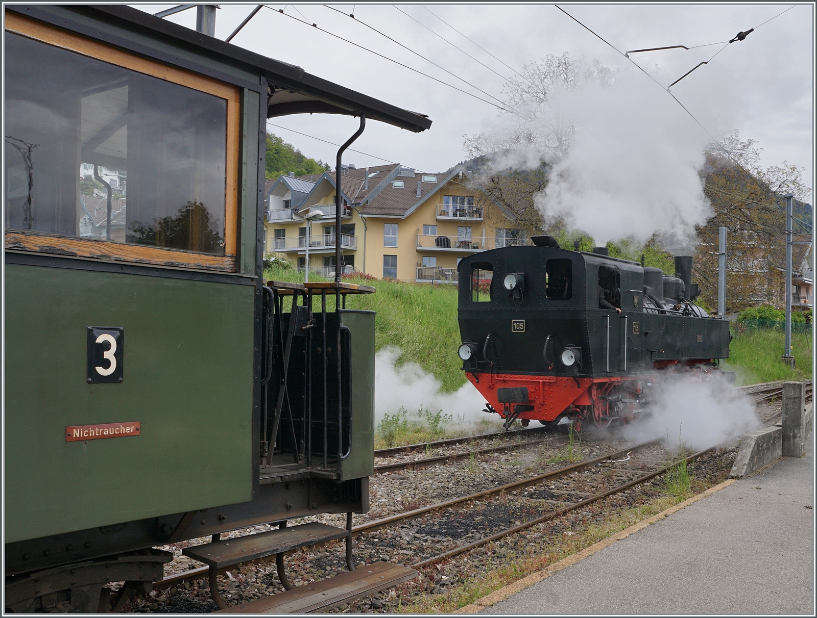 SEG Ambiente zur Saisoneröffnung bei der Blonay-Chamby Bahn in Blonay mit der SEG G 2x 2/2 105 und dem MEG Grossraumwagen C4 N° 171 von 1891, erbaut bei Herbrand.

4. Mai 2024