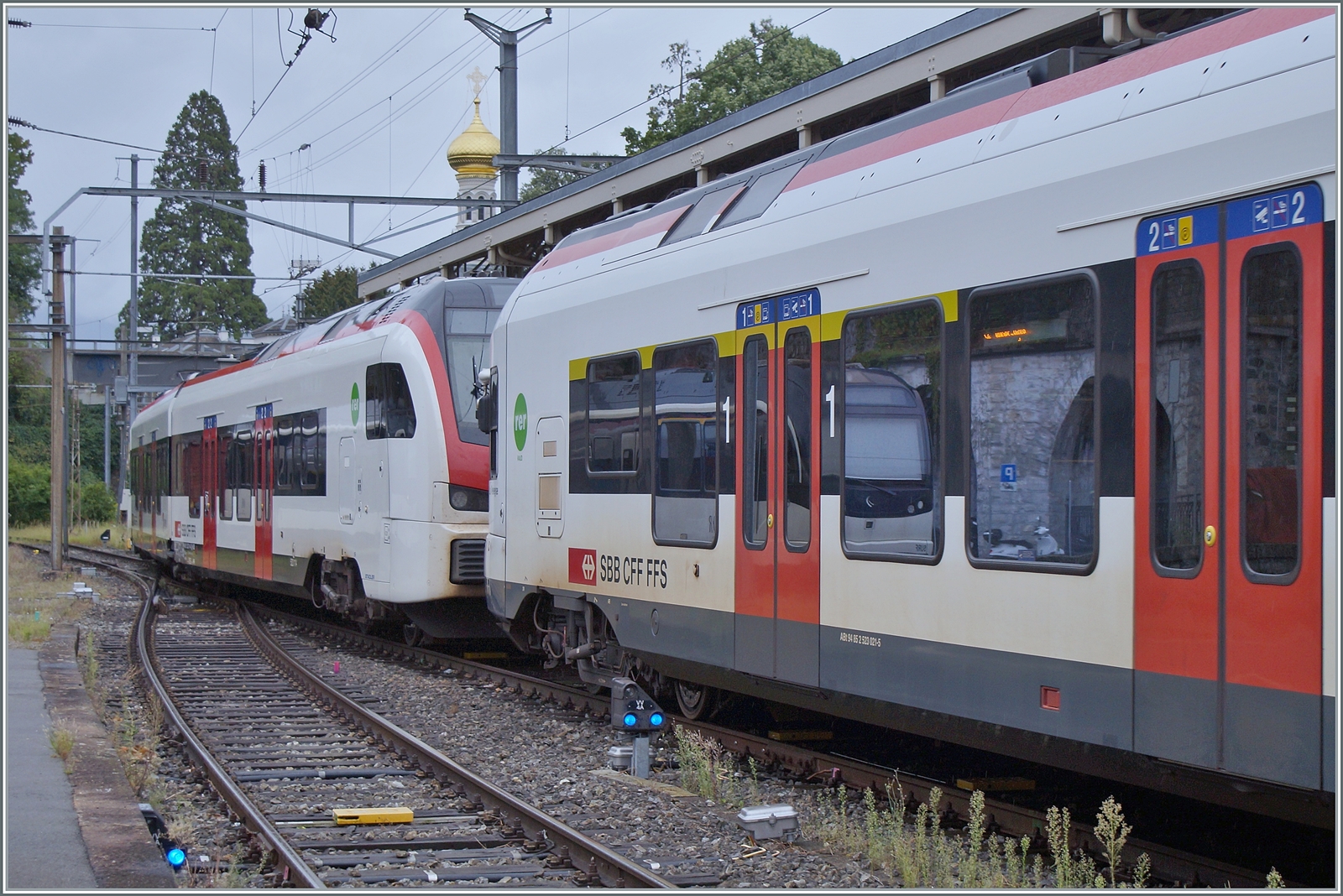 Seit Anfang Sommer verkehren Flirt und Flirt3 gemischt in Doppeltraktion, dazu ausnahmsweise zwei Bilder, von der Mitte eines Zuges, welche die beiden Flirt3 und Flirt erkennen lassen. 

Vevey, den 28. August 2023