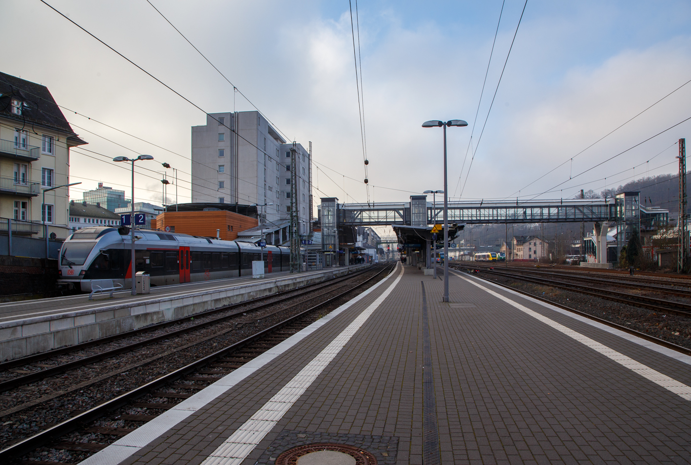 Siegen Hauptbahnhof am 15.12.2022 Blickrichtung Westen vom Bahnsteig 3/4.