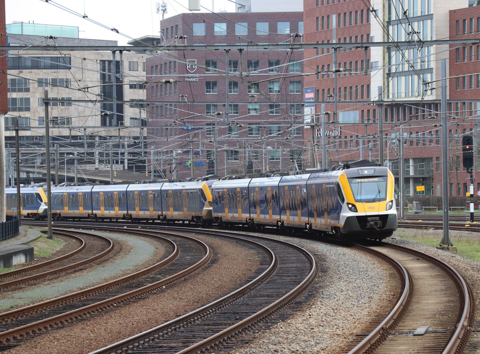 SNG Triebzug 2758, 2764 und 3047 Zug 5836 von Amersfoort Vathorst nach Amsterdam CS. Gleis 7 Amersfoort Centraal 20-02-2024.

SNG treinstel 2758, 2764 en 3047 als trein 5836 van Amersfoort Vathorst naar Amsterdam CS.  Spoor 7 Amersfoort Centraal 20-02-2024.