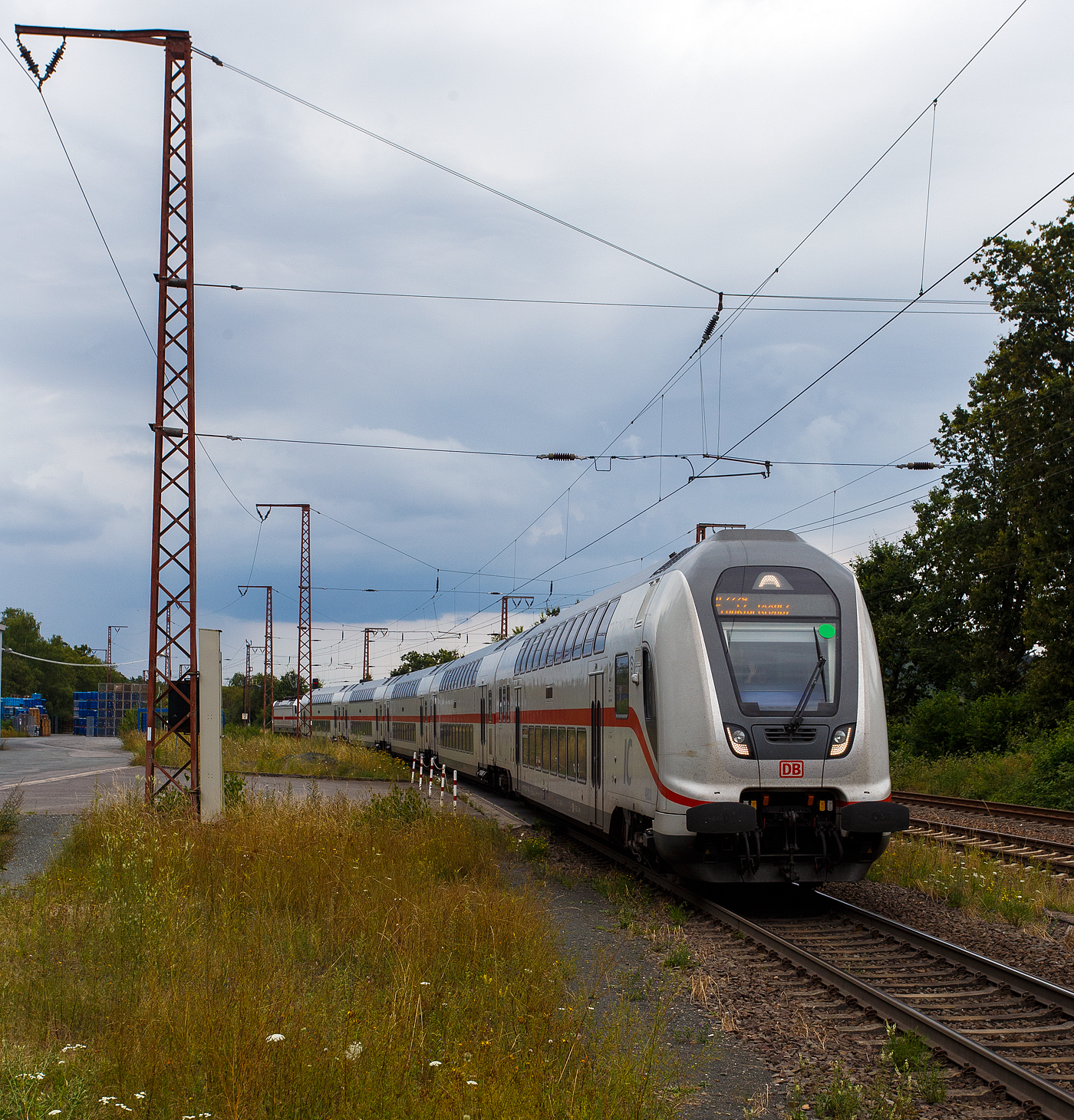 Steuerwagen voraus fährt am 01 August 2024 die IC2-Garnitur 4903 der DB Fernverkehr AG, als IC 2229 / RE 34 - Umlauf RE 52229 (Dortmund Hbf – Siegen – Dillenburg Frankfurt/Main Hbf durch Wilnsdorf-Rudersdorf (Kreis Siegen) in Richtung Frankfurt/Main. Zwischen Dortmund Hbf und Dillenburg wird der Zug auch als RE 34 (hier Umlauf 52229) geführt und hat in diesem Abschnitt die Freigabe für alle Nahverkehr Tickets.

Schublok war die TRAXX P160 AC3 - 147 576-3 (91 80 6147 576-3 D-DB – IC 4903). Nochmals einen lieben Gruß an den netten grüßenden Lokführer zurück, mich freuen immer die Grüße. 